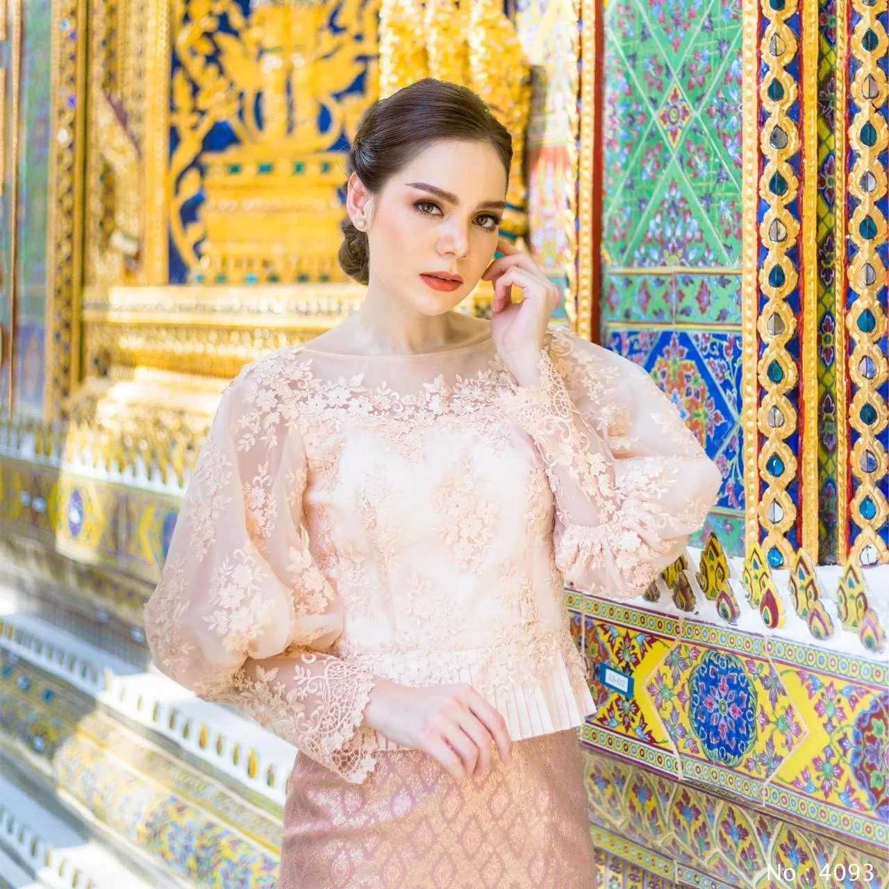 เสื้อลูกไม้สวย Carisa  งานเสื้อลูกไม้อย่างดี แขนพองปักลูกไม้ลอย แต่งชายด้วยระบายพลีท [4093]
