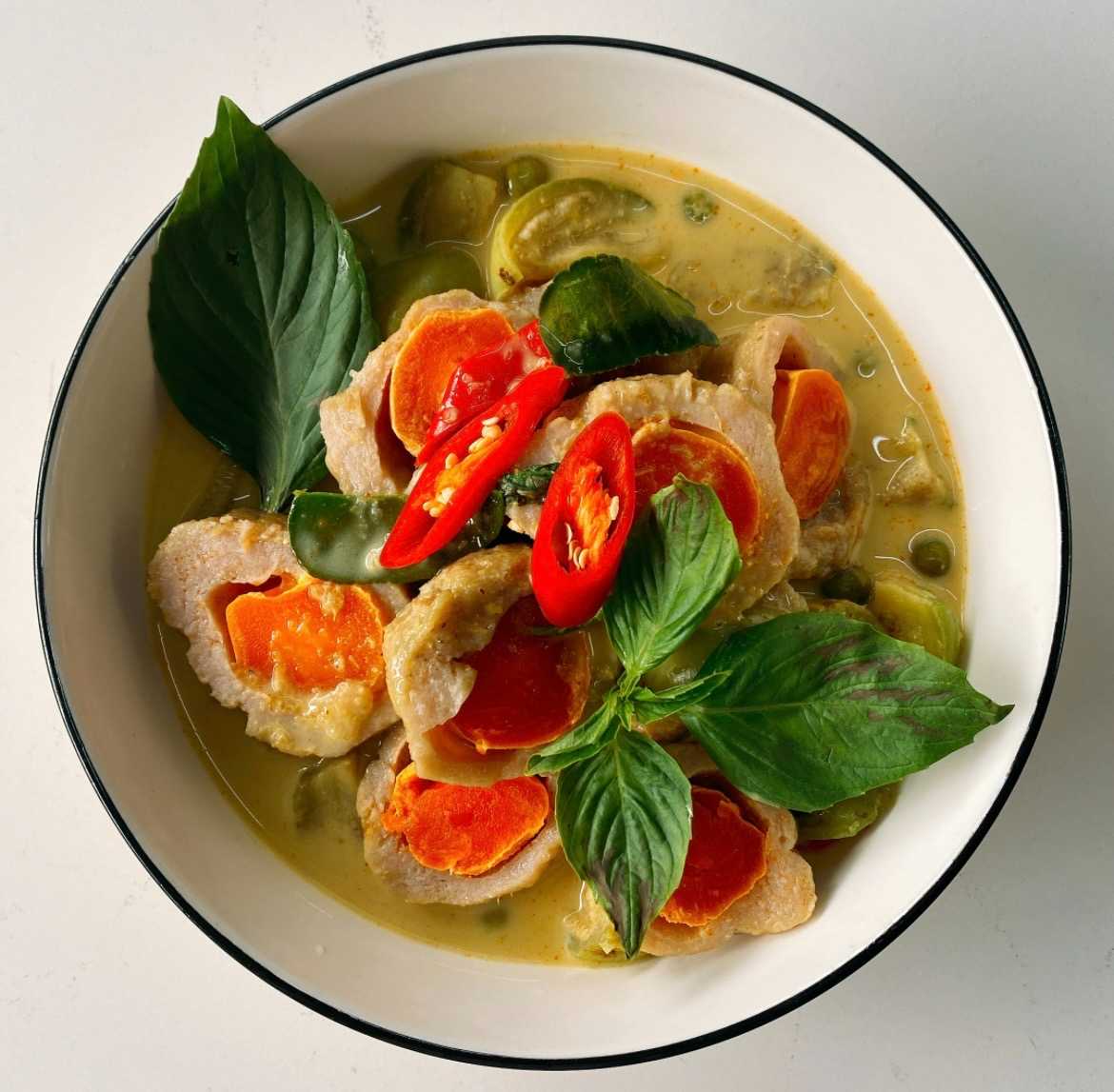 ข้าวเขียวหวานบะช่อห่อไข่เเดงเค็ม Chicken & salted egg ball green curry w/h rice