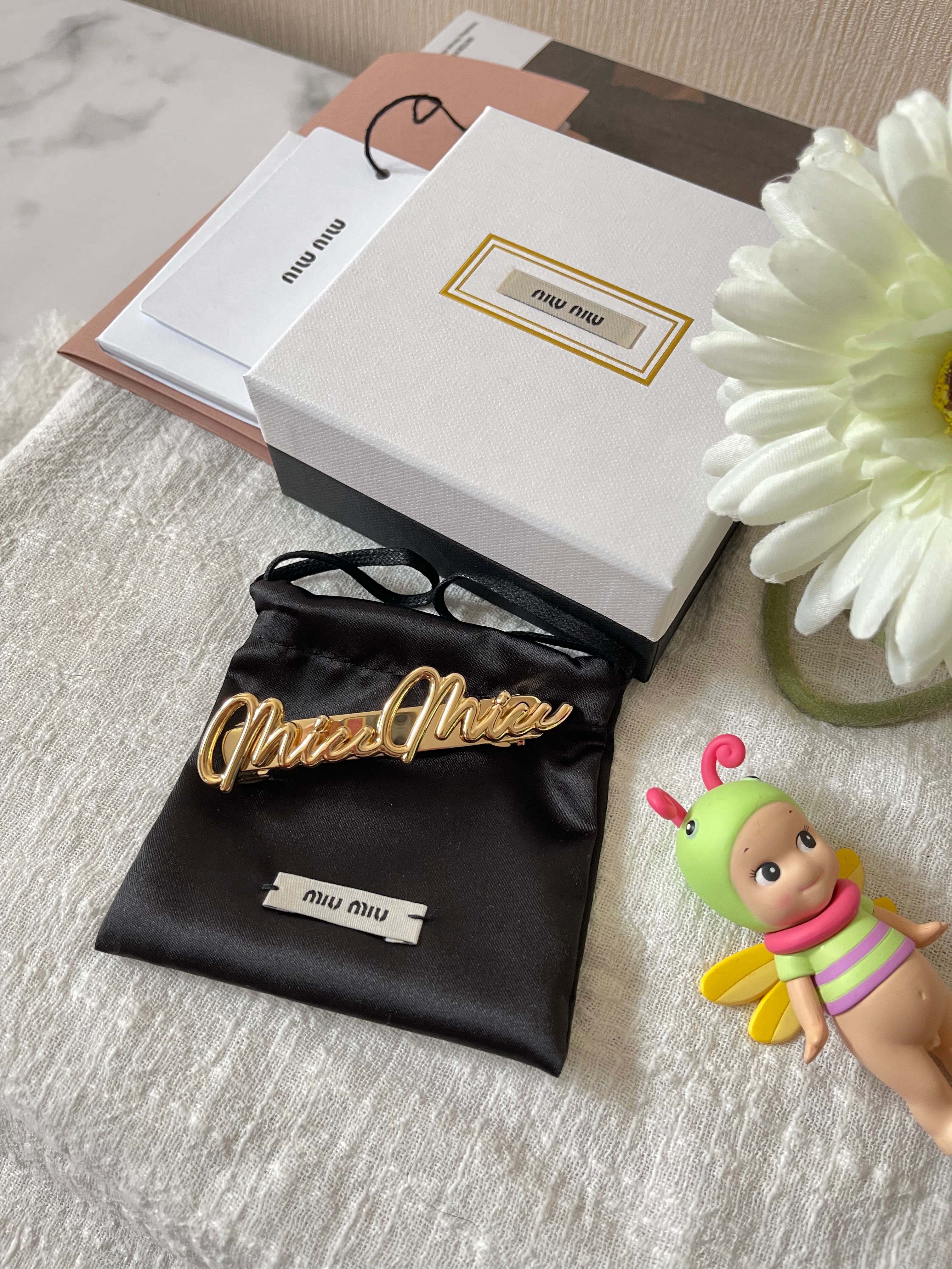 กิ๊บติดผม พร้อมส่ง ของใหม่ Miu miu spellout hair clip GHW 2.7 inches