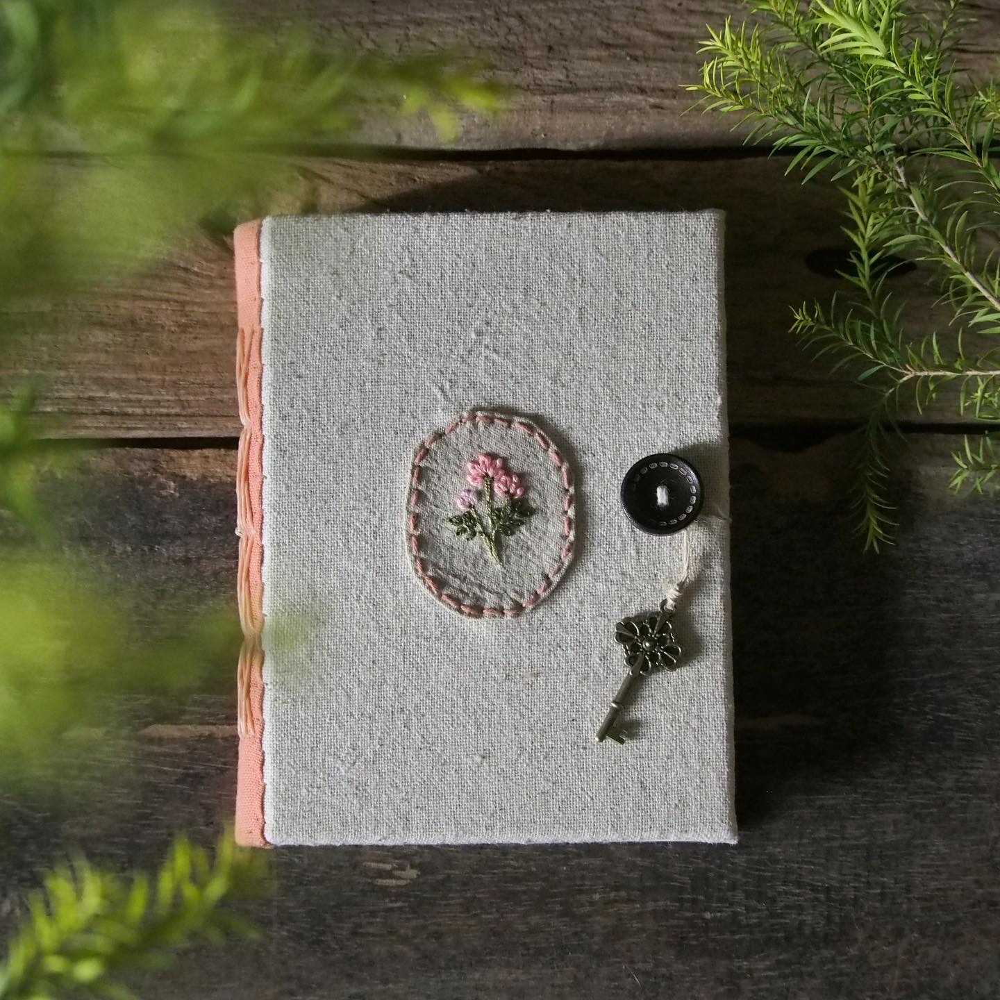 สมุดปกผ้า ปักรูปดอกไม้