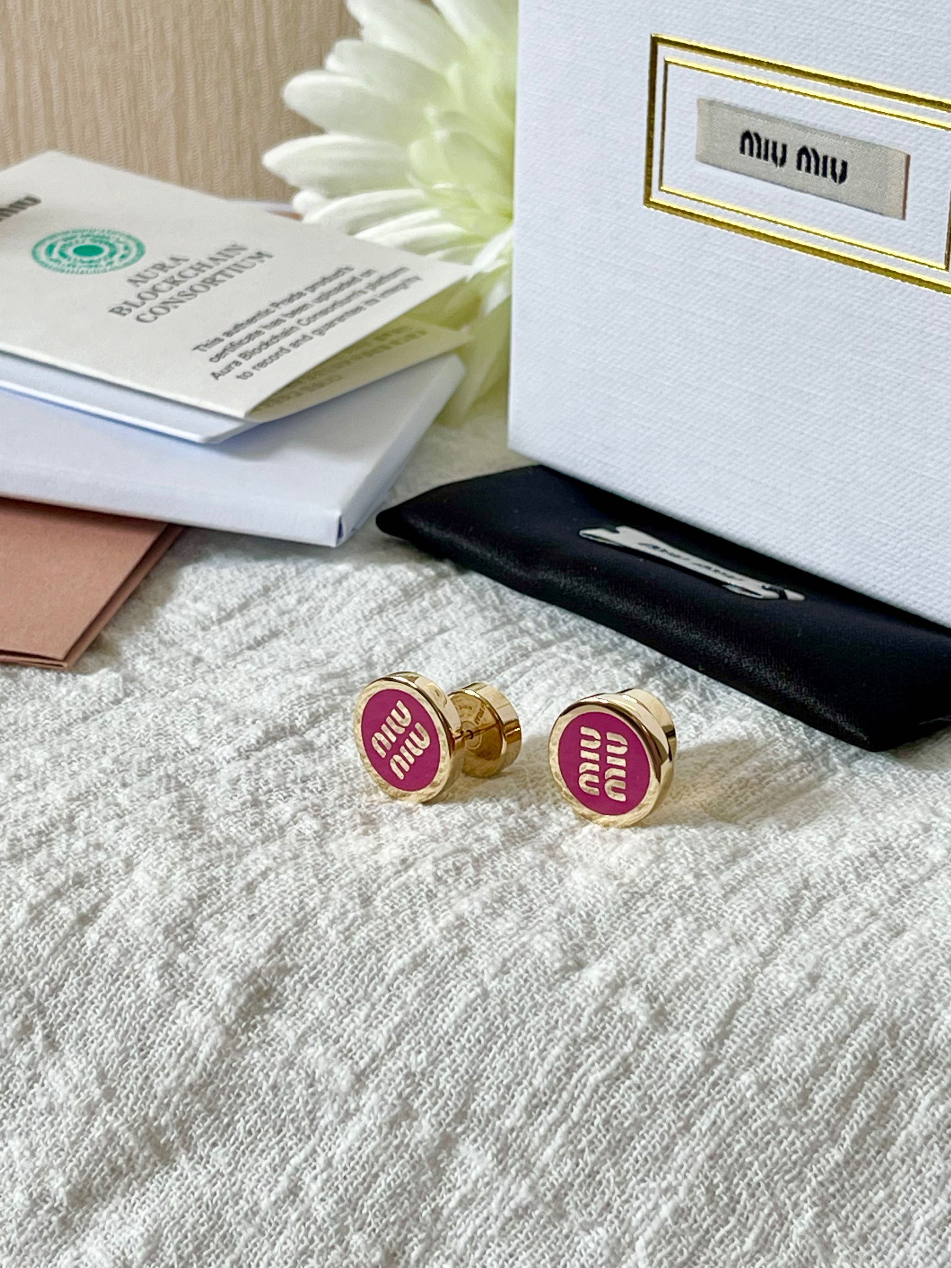  พร้อมส่ง ใหม่ มิว มิว 💕 Fuchsia pink GHW earrings fullset recTH ขนาด 1.5 cm