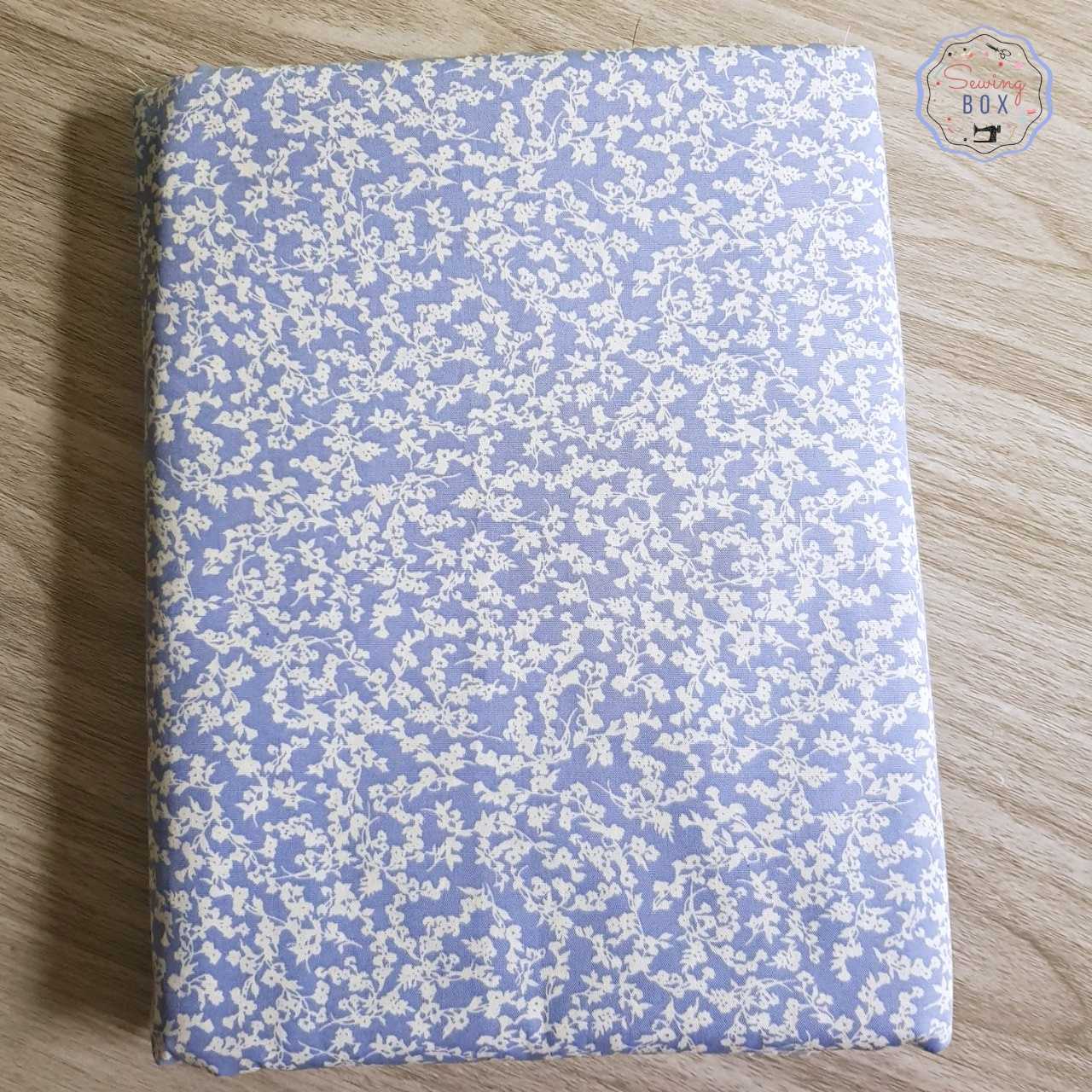 ผ้าคอตตอน 100% สีฟ้าสว่างสดใส พิมพ์ลายดอกไม้เล็กๆ