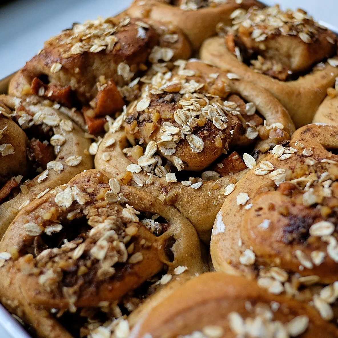 Vegan apple cinnamon dates roll