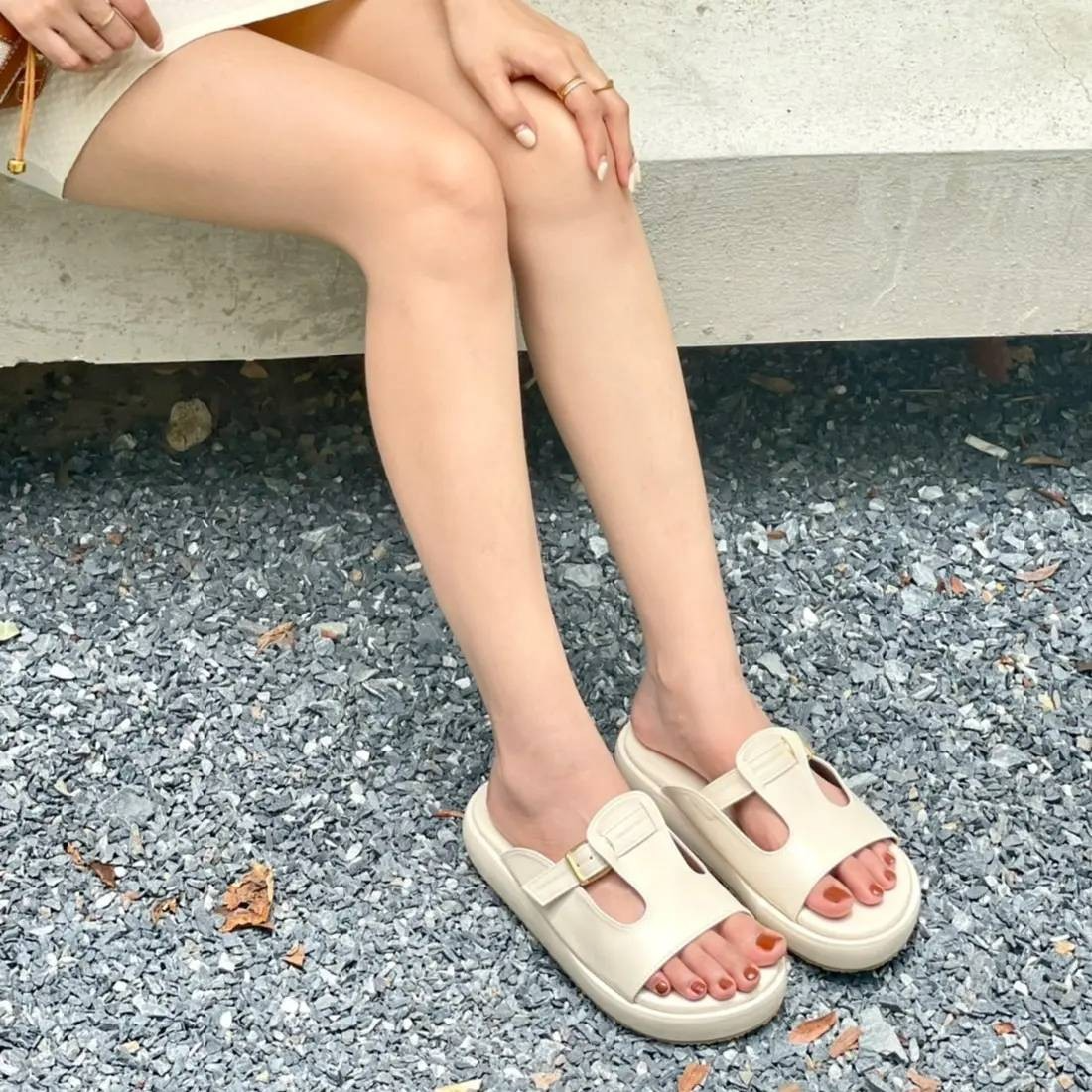 รองเท้าส้นตึก 1.5 นิ้ว เข็มขัดทอง Nikky Shoes