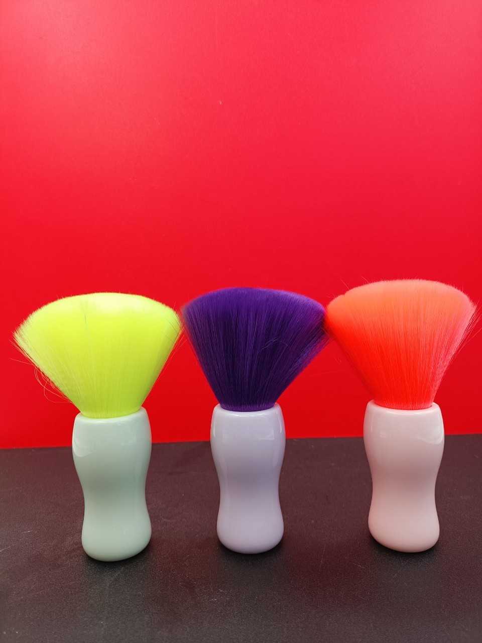 แปรงปัดเศษผม ด้ามทรงคน ขนสีม่วง /สีเขียวเรืองเเสง/สีส้ม