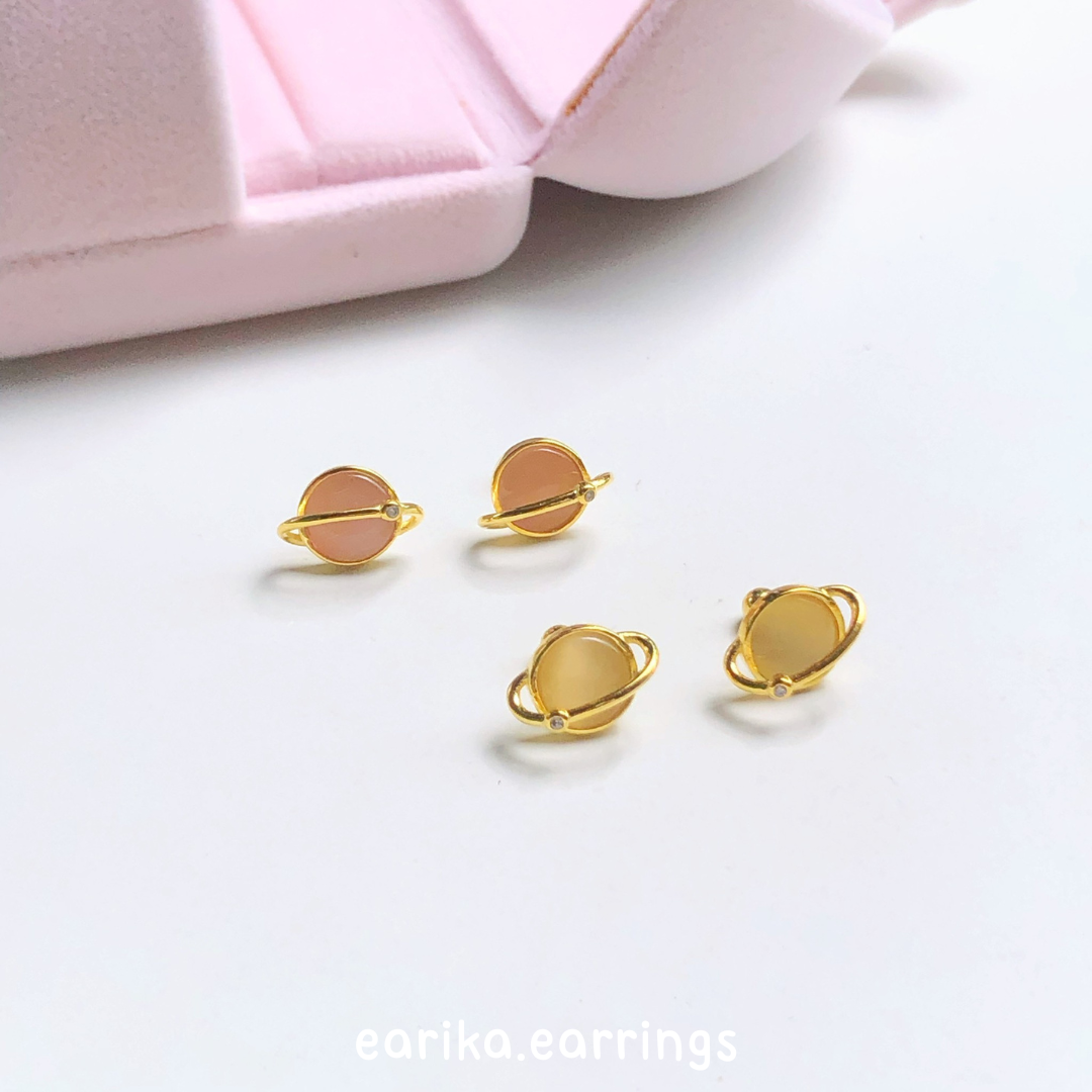 earika.earrings - moonstone saturn piercing จิวหูเงินแท้จี้ดาวเสาร์ เหมาะสำหรับคนแพ้ง่าย