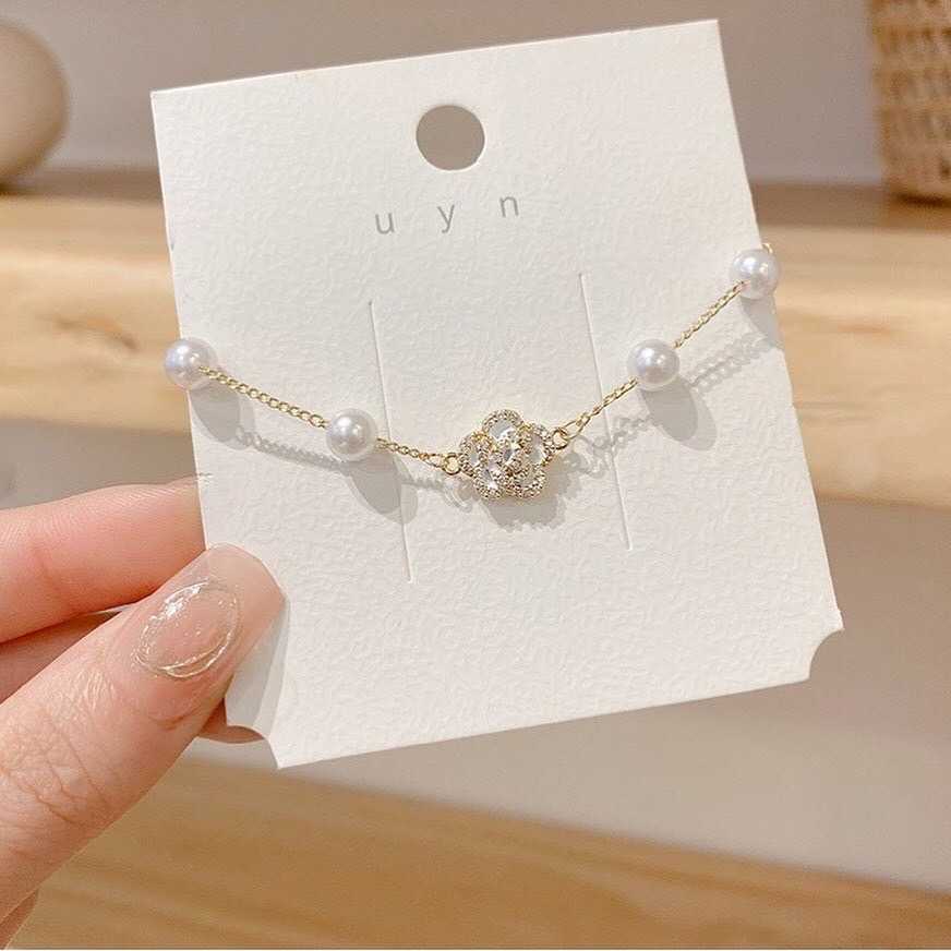 A031 สร้อยข้อมือดอกคามิลเลียล้อมเพชร แต่งมุก