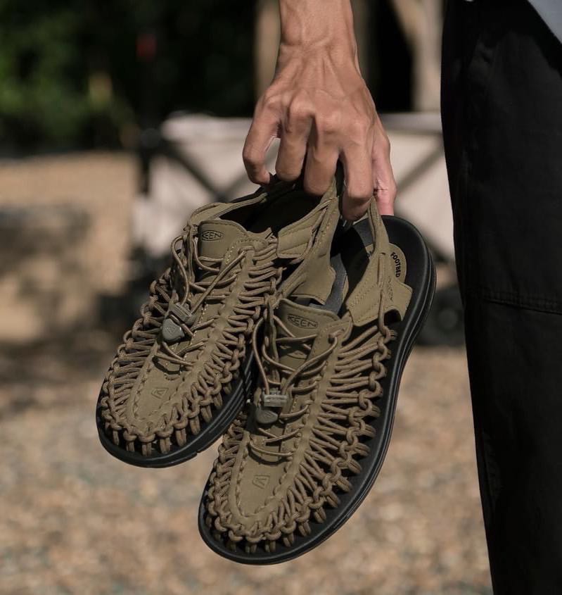 キーン（KEEN）（メンズ）ユニーク UNEEK ダークオリーブ