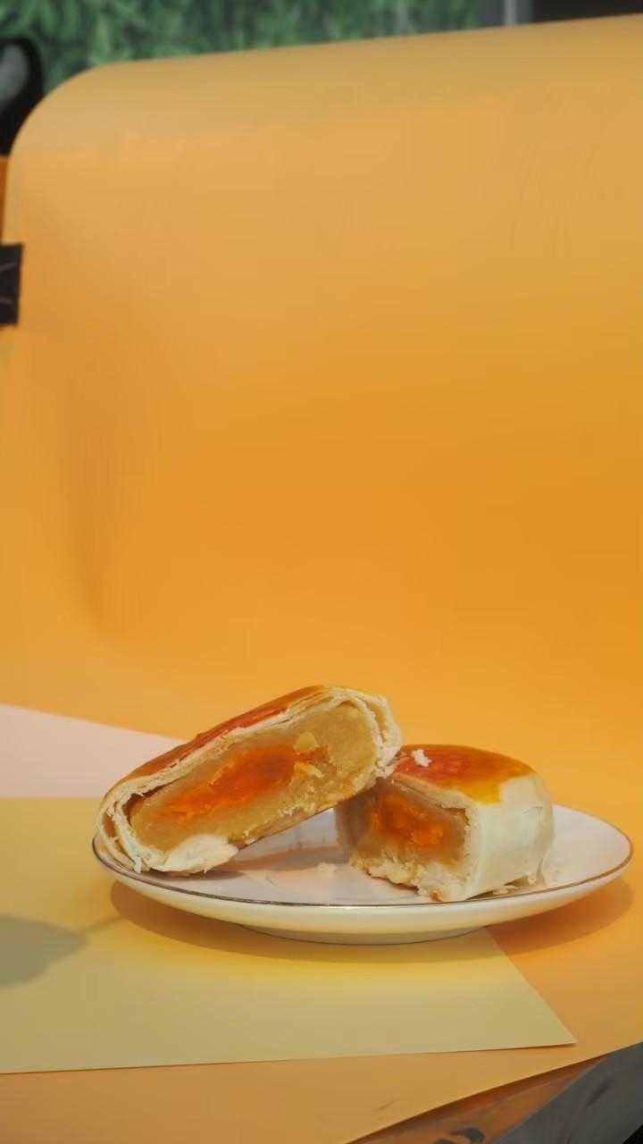 เปี๊ยะถั่วไข่เค็ม (ญ)