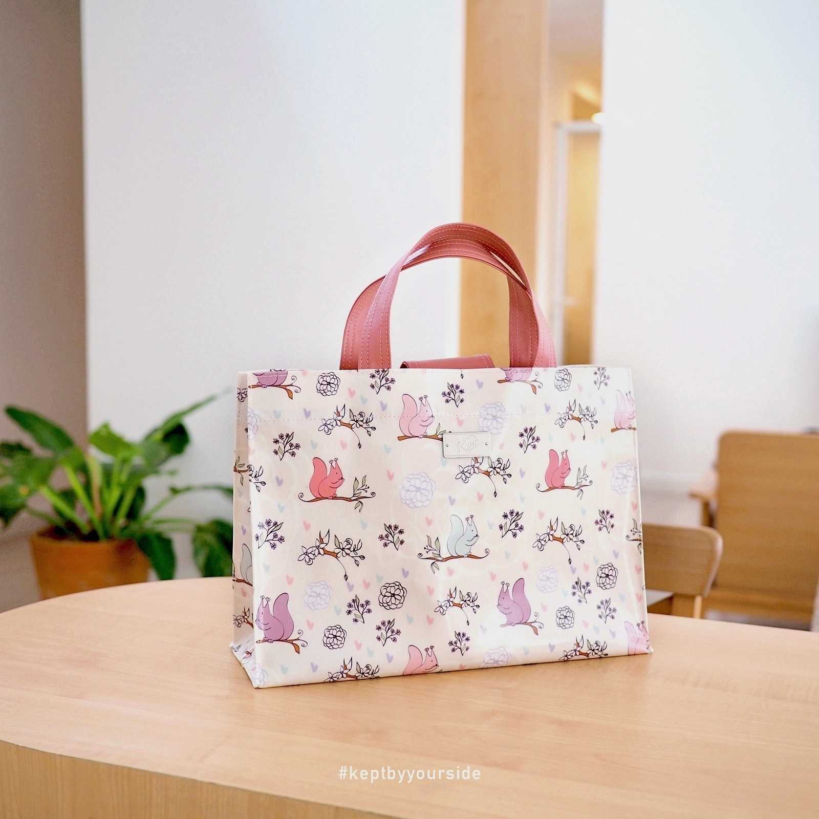 กระเป๋าหิ้ว รุ่น Cozy Urban ลาย กระรอกชมพู