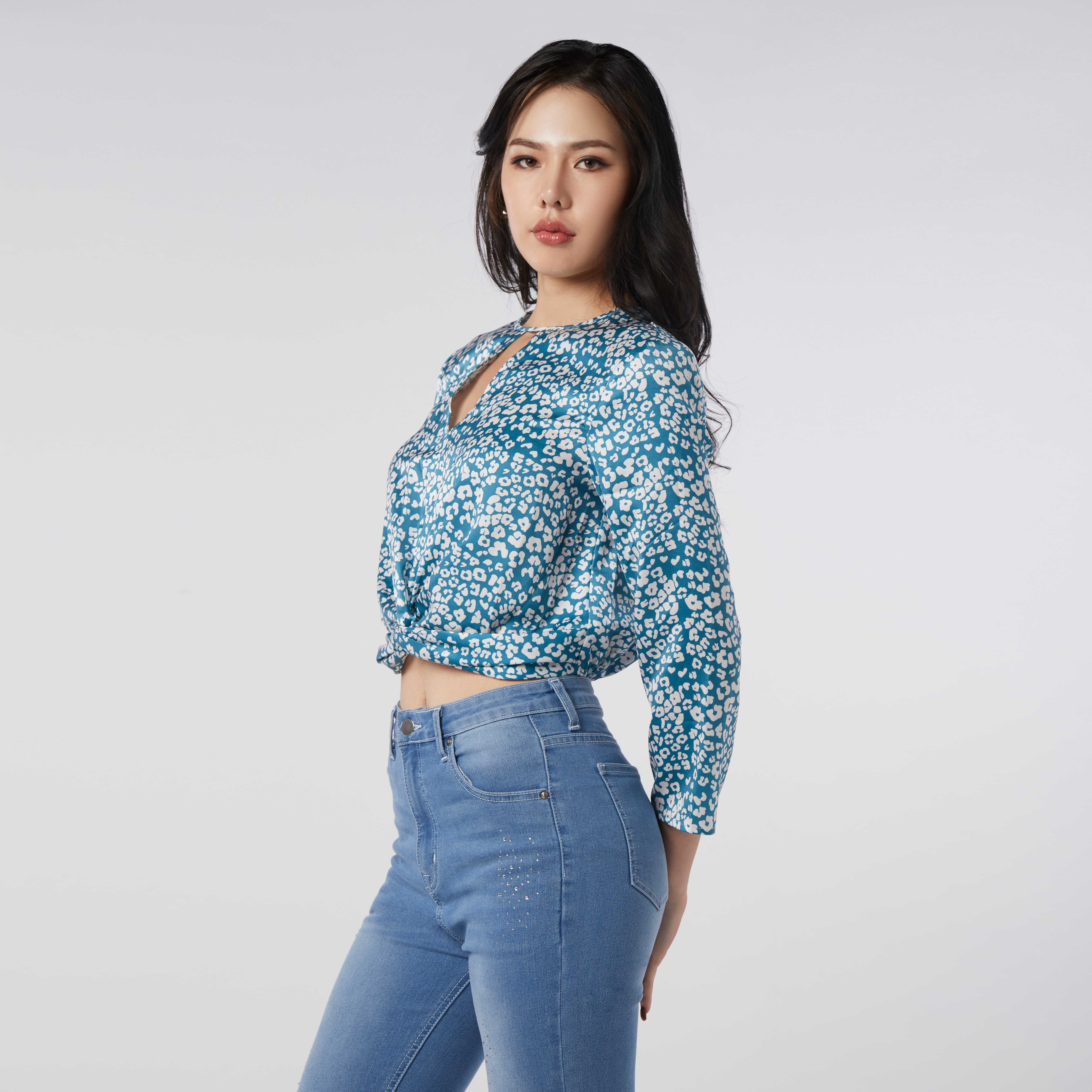 เสื้อเบลาส์ลายเสือดาวแต่งผูกปม | Leopard Print Blouse with Knot Detail | 05964