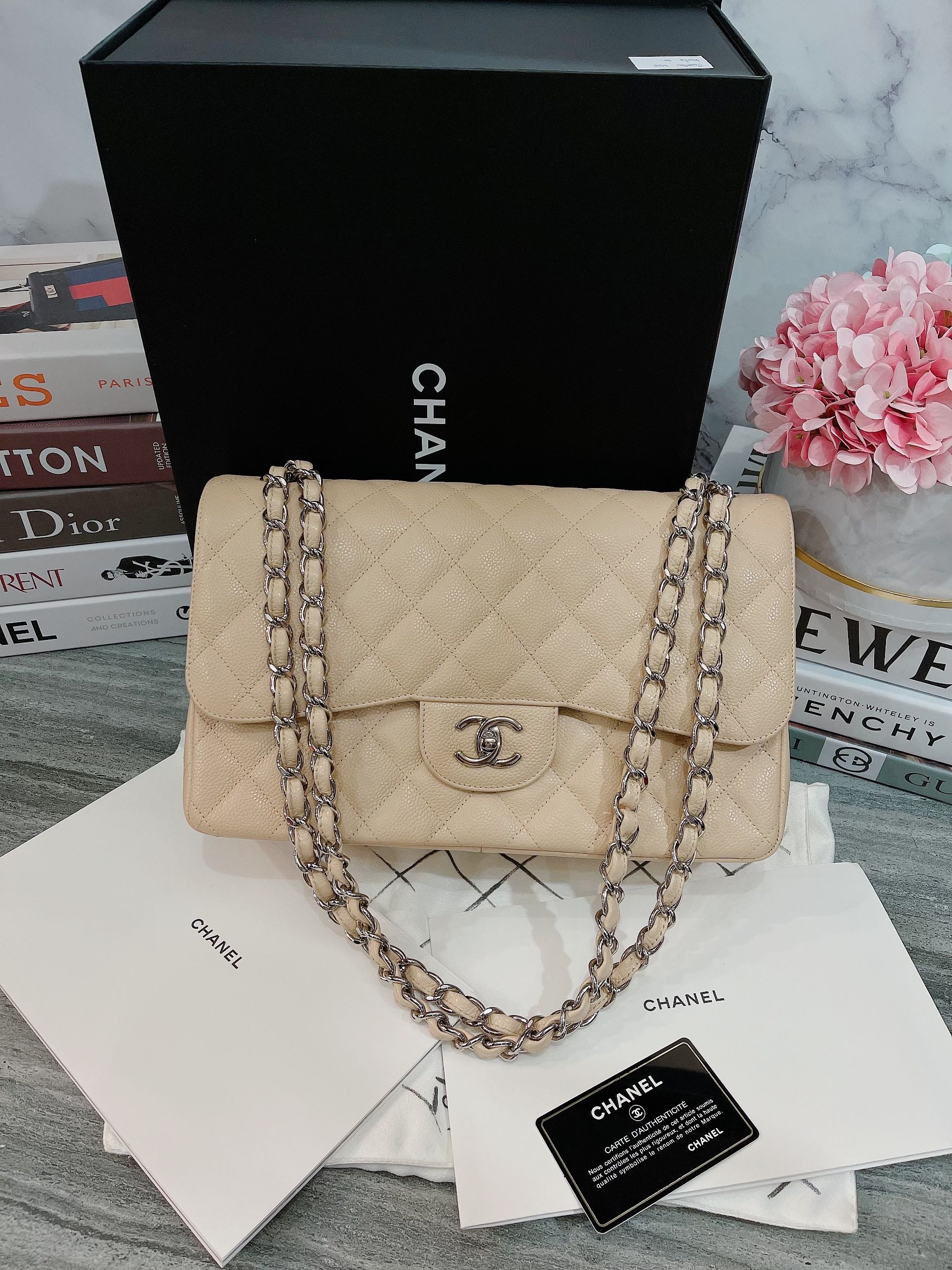 Used in good condition Chanel jumbo classic double flap Holo15