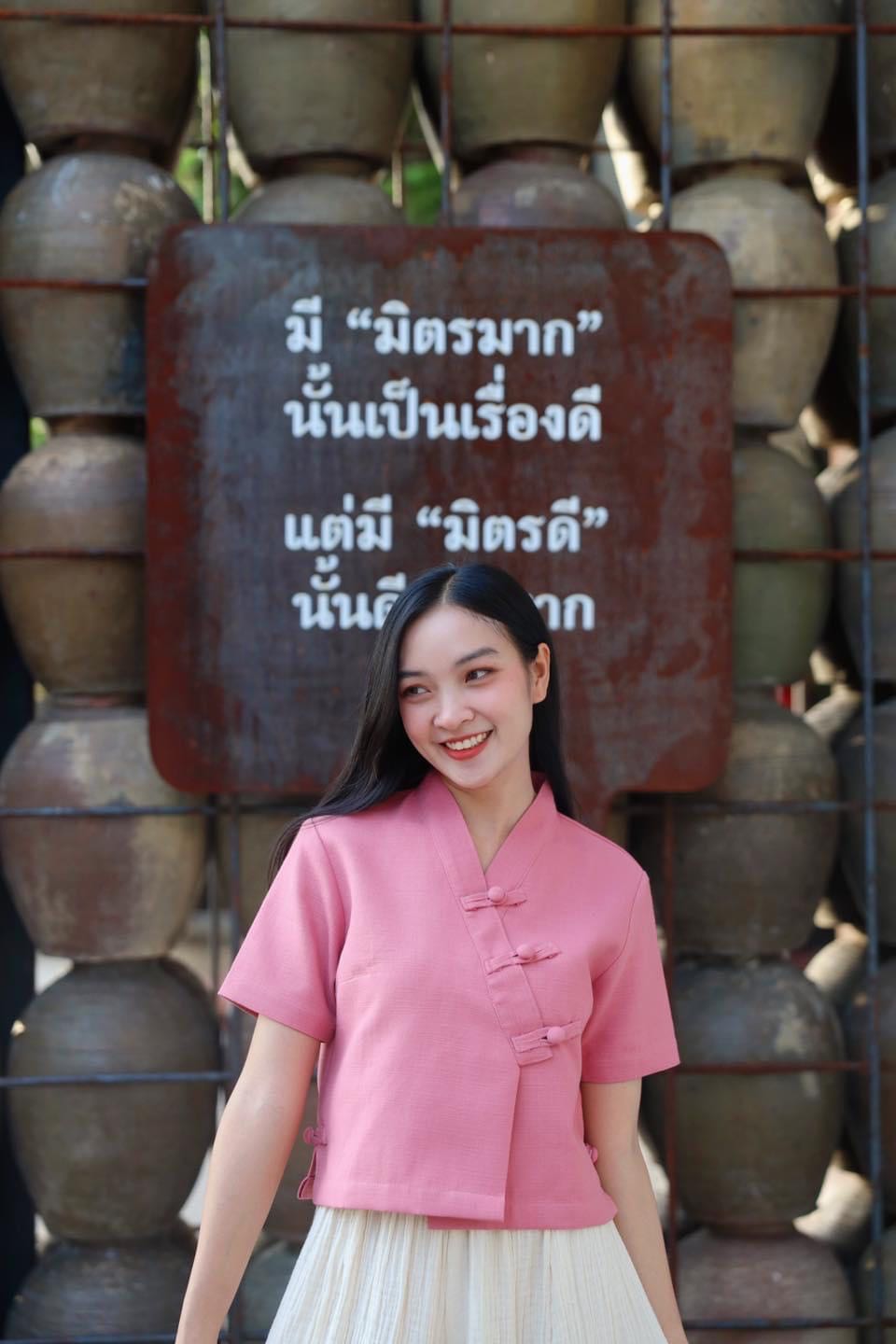 เสื้อรุ่น คอวีป้ายกระดุมจีน โทนสีชมพูกลีบบัว 𝐏𝐀𝐒𝐔𝐔 ขอแนะนำเลยค่า! ผ้าไทยใส่สนุก ใส่ได้ทุกวัน 