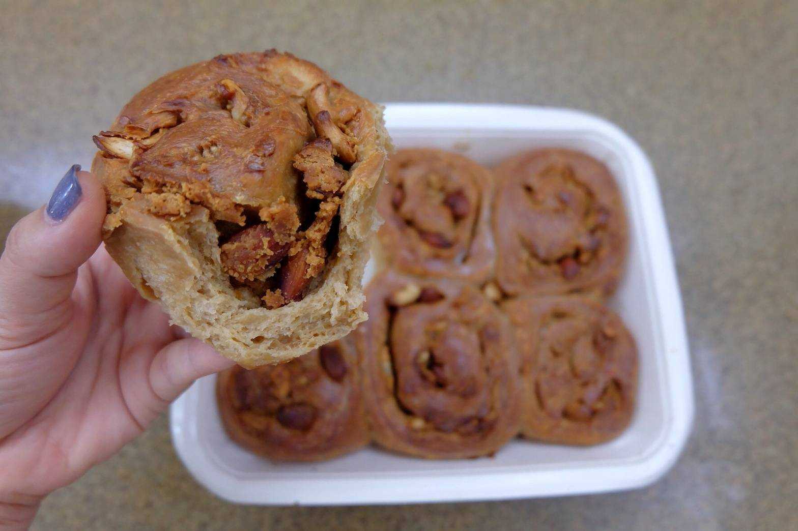 Everything is Nuts Rolls ขนมยอดนิยม