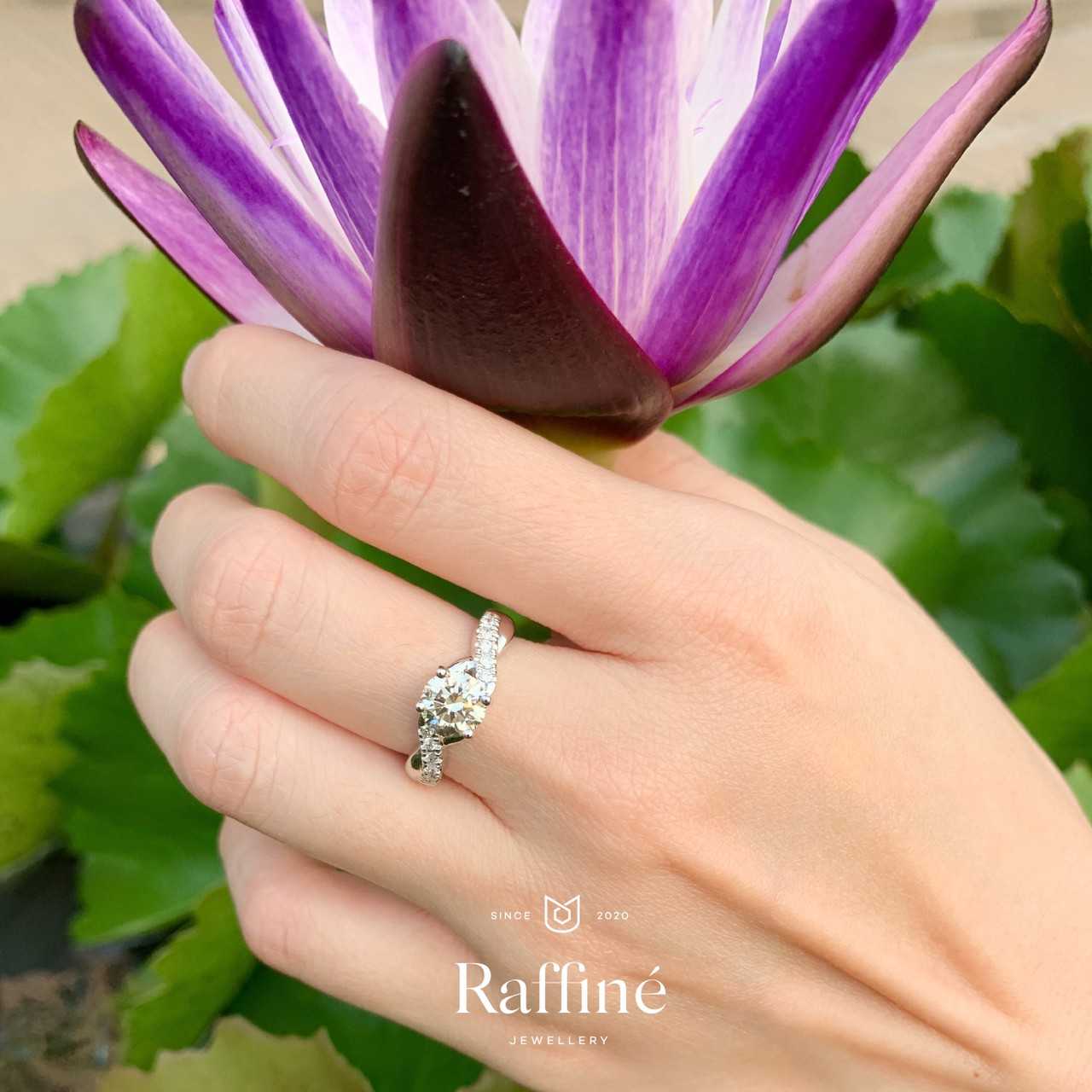 Twisted Diamond Ring with GIT Certificate (Gem and Jewelry Institute of Thailand) 18K
