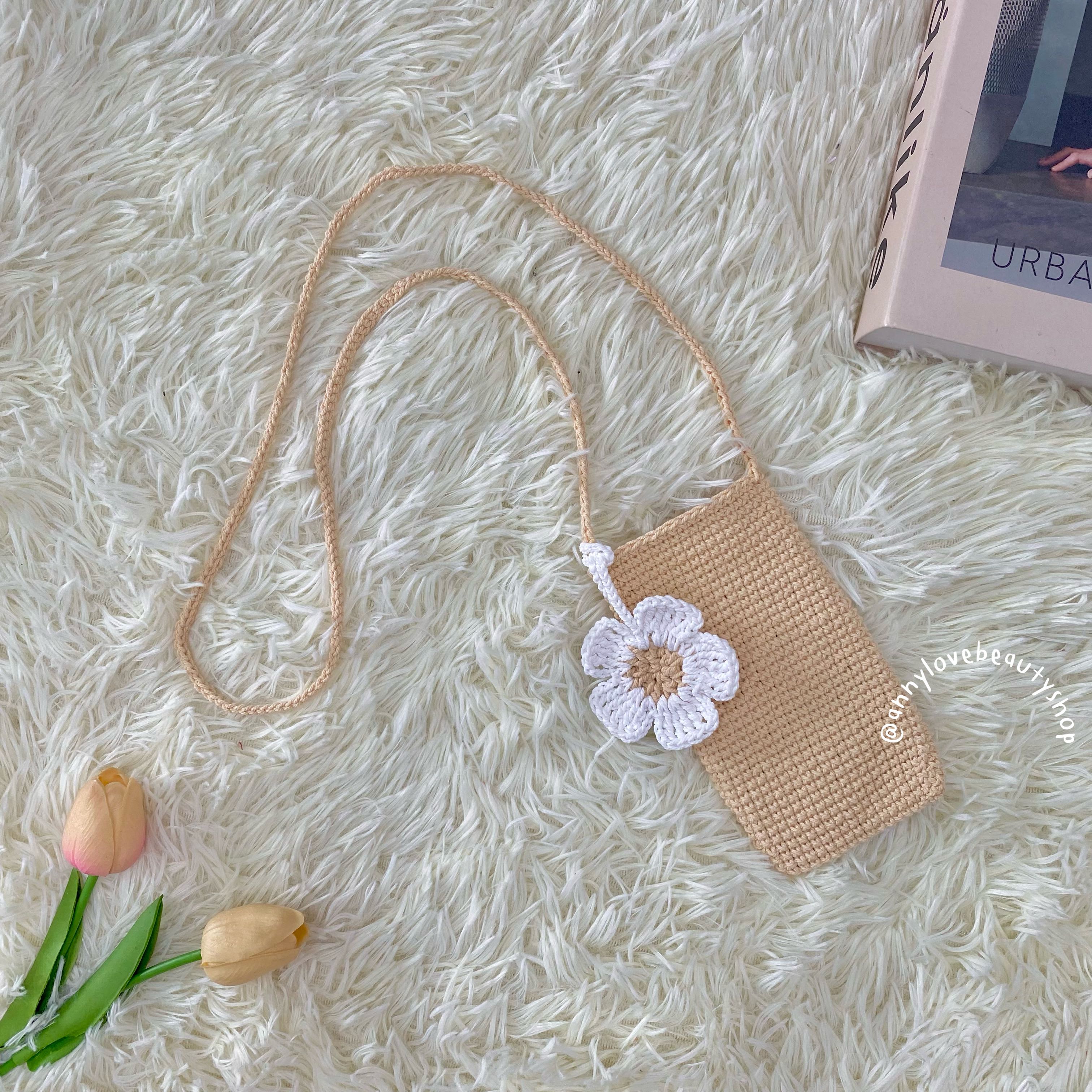 Handmade กระเป๋าใส่โทรศัพท์ถักไหมพรม สไตล์มินิมอล แถม🧁ที่ห้อยดอกไม้