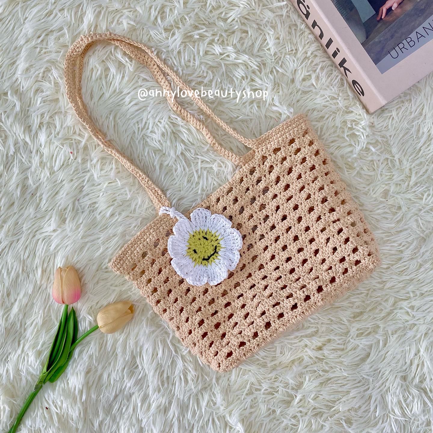Handmade กระเป๋าถักไหมพรม แถมที่ห้อยดอกไม้ยิ้ม