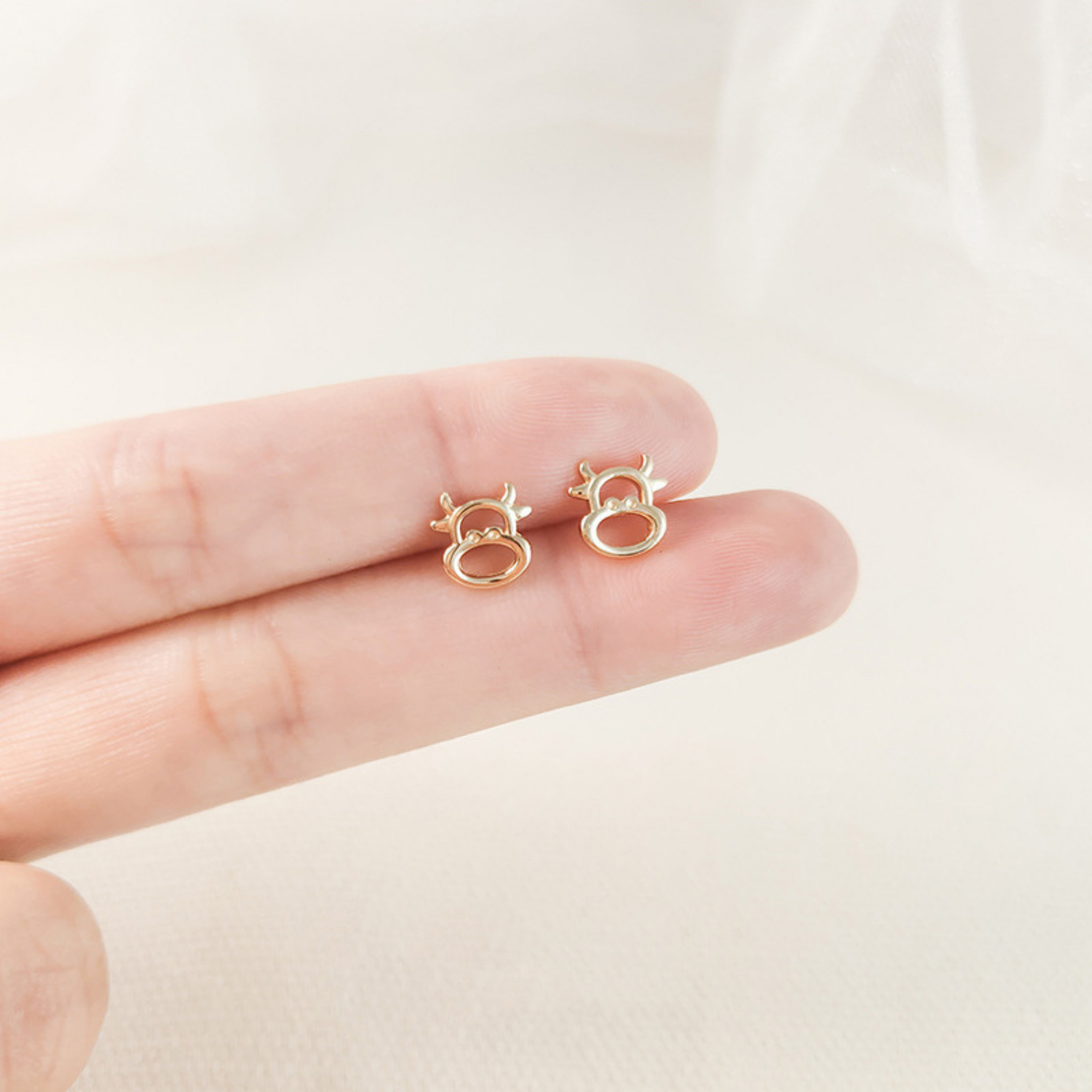 ต่างหูจิ๋ววัวนำโชคสีทอง ต่างหูทอง สินค้าพร้อมส่ง