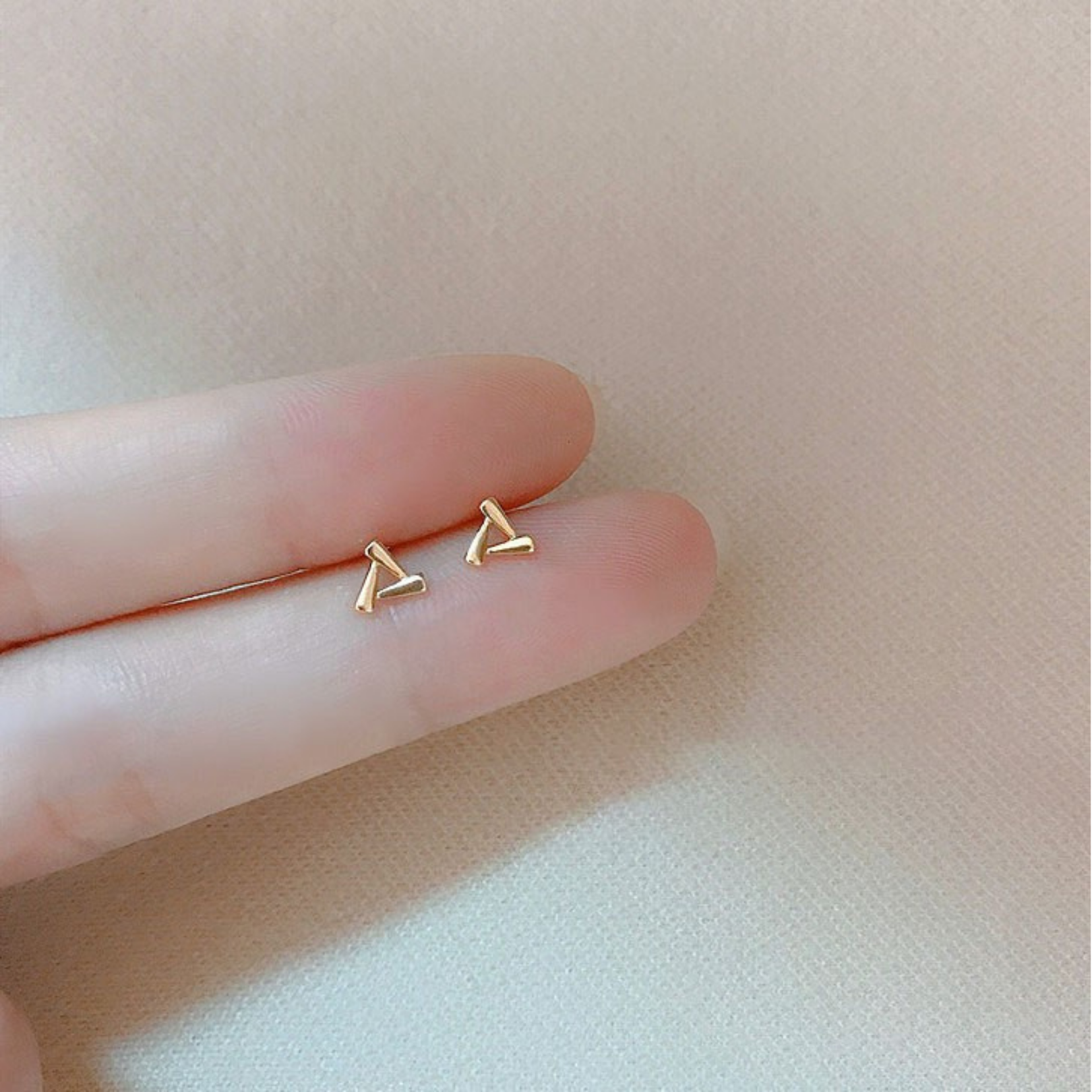 ต่างหูจิ๋วสามเหลี่ยมเรขาคณิตสีทอง ต่างหูทอง สินค้าพร้อมส่ง