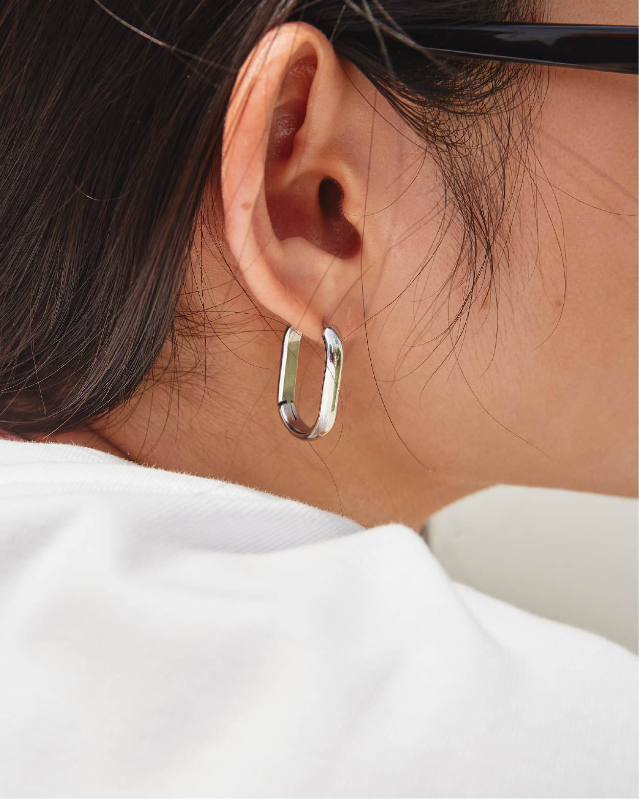 Virginia Oval Hoop Earring (White Gold)