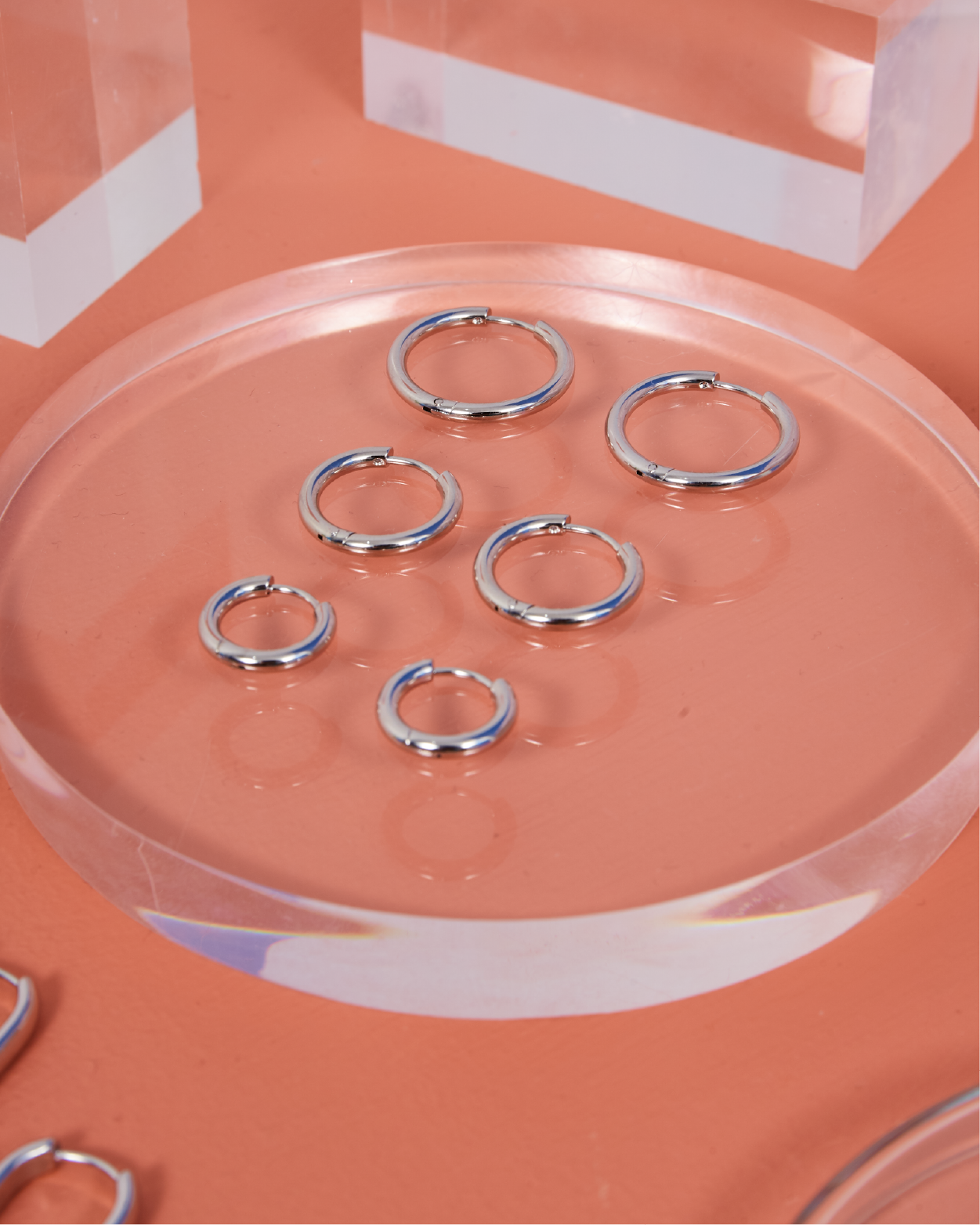 Vonni Basic Huggie Earring (White Gold)