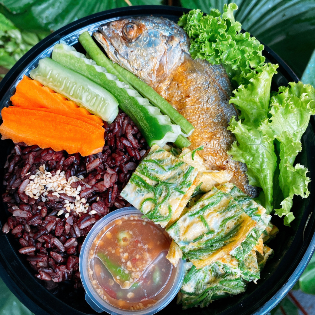 ข้าวน้ำพริกกะปิปลาทูทอดไข่ชะอม - Rice with mackeral & fried egg