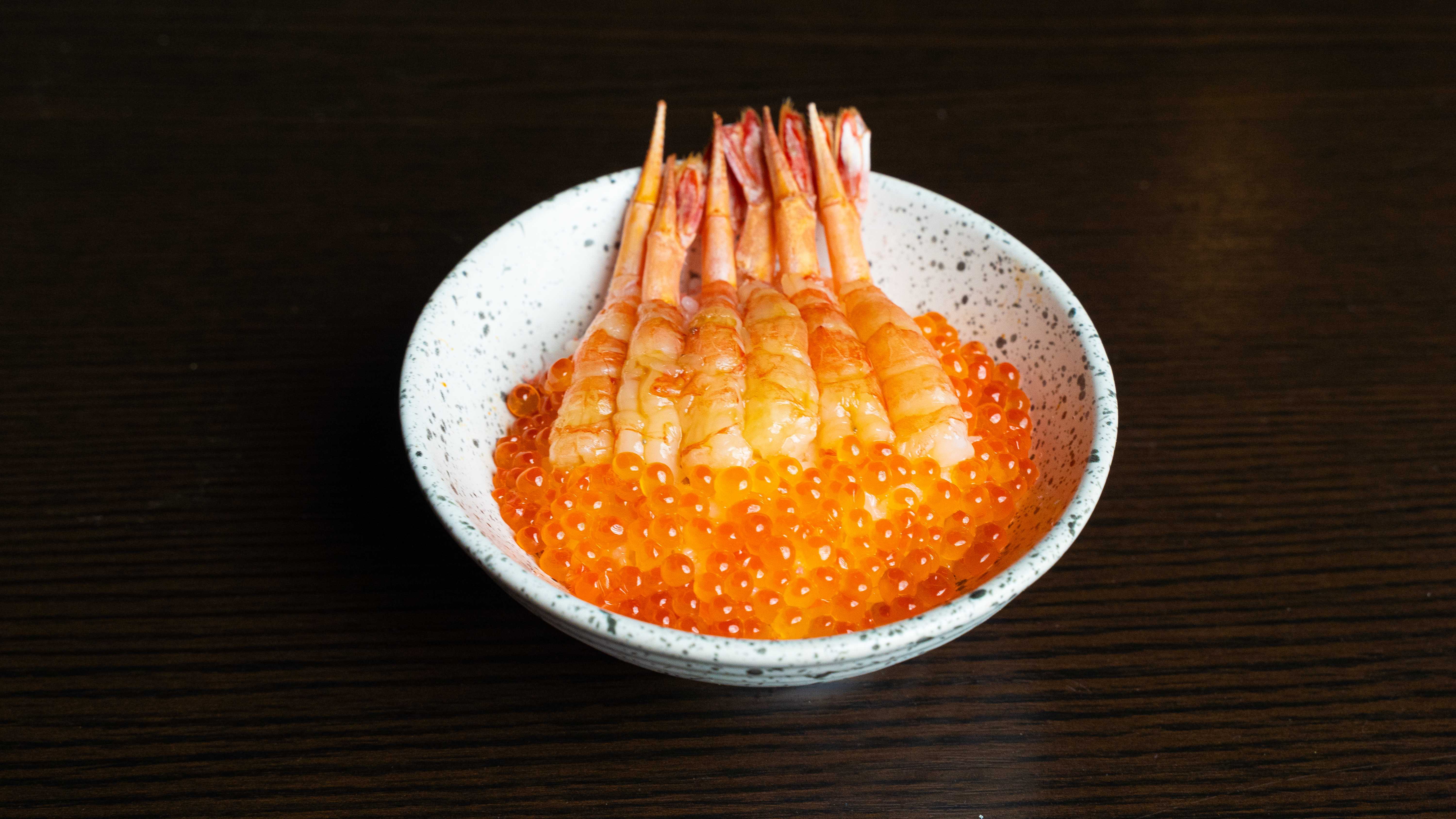 ข้าวหน้ากุ้งหวานและไข่ปลาแซลมอน