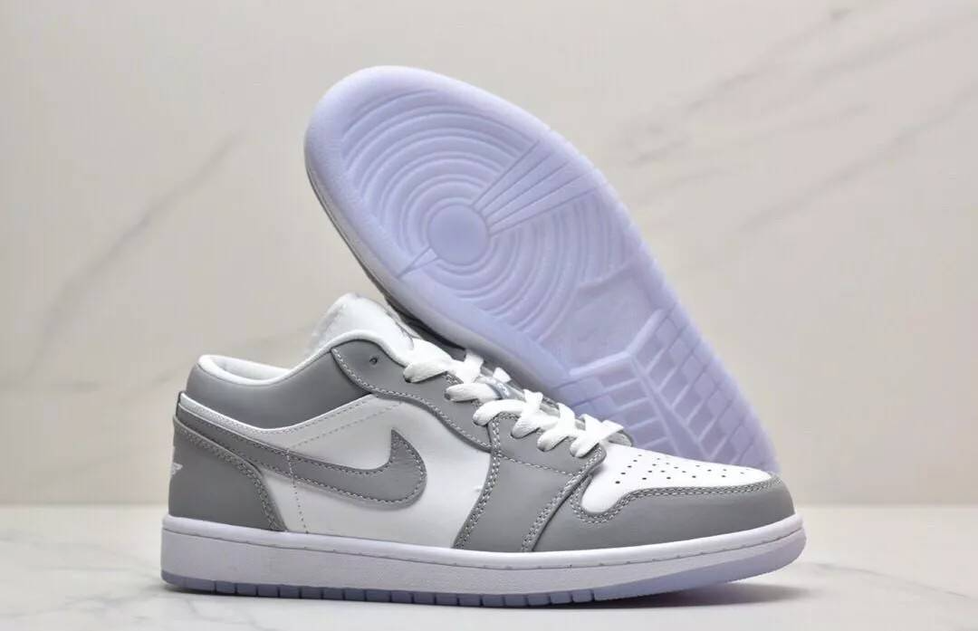 Nike Air Jordan 1 Low Wolf Grey                              (📌 ทักแชทก่อนสั่งซื้อน้า)