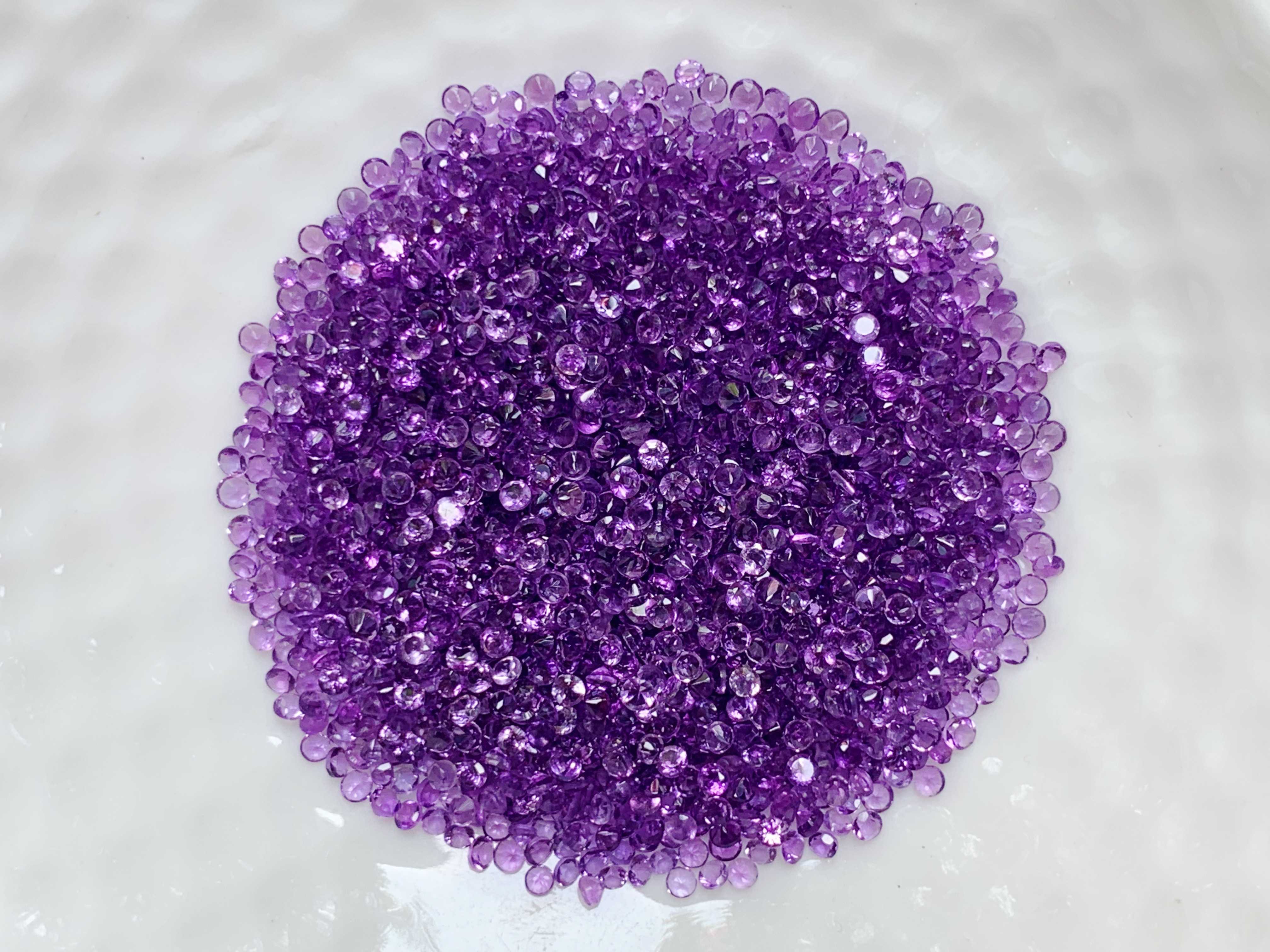 1.5mm. พลอยอเมทิสกลมเจียรเกลี่ยม ราคากะรัตละ 100 บาท