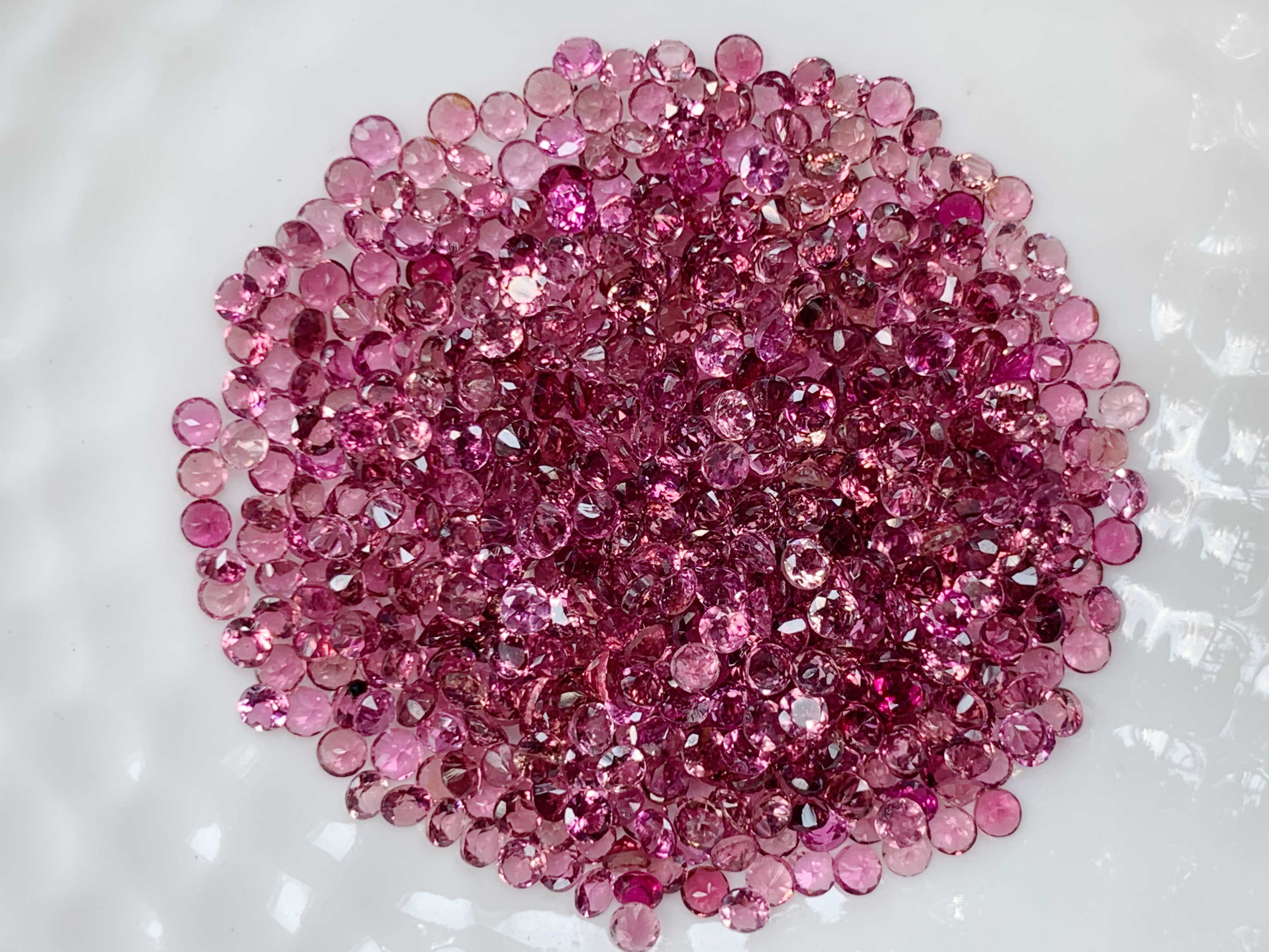 2.0mm. พลอยทัวมาลีนกลมเจียรเหลี่ยม  ราคากะรัตละ 400 บาท