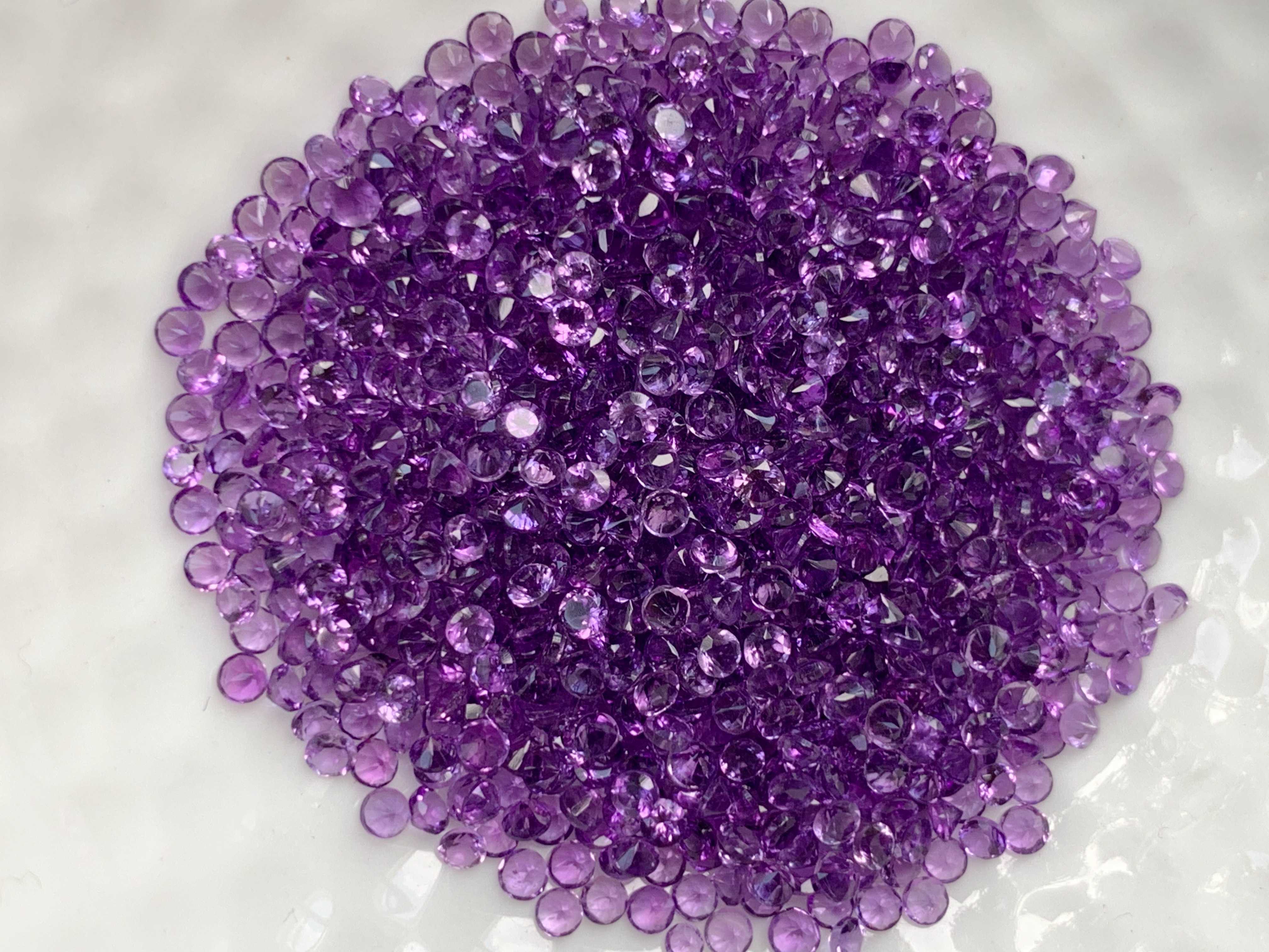 2.0mm. พลอยอเมทิสกลมเจียรเหลี่ยม ราคากะรัตละ 80 บาท