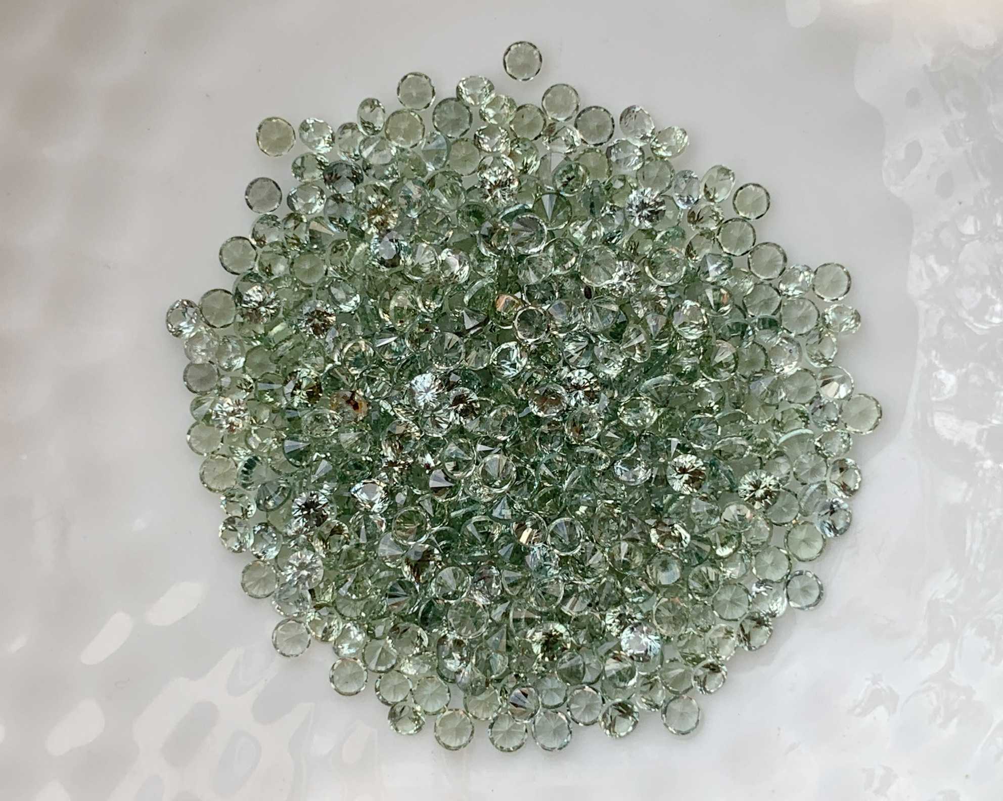 2.0mm. พลอยเขียวส่องกลมเจียรเหลี่ยม (Green Sapphire)  ราคากะรัตละ 170 บาท