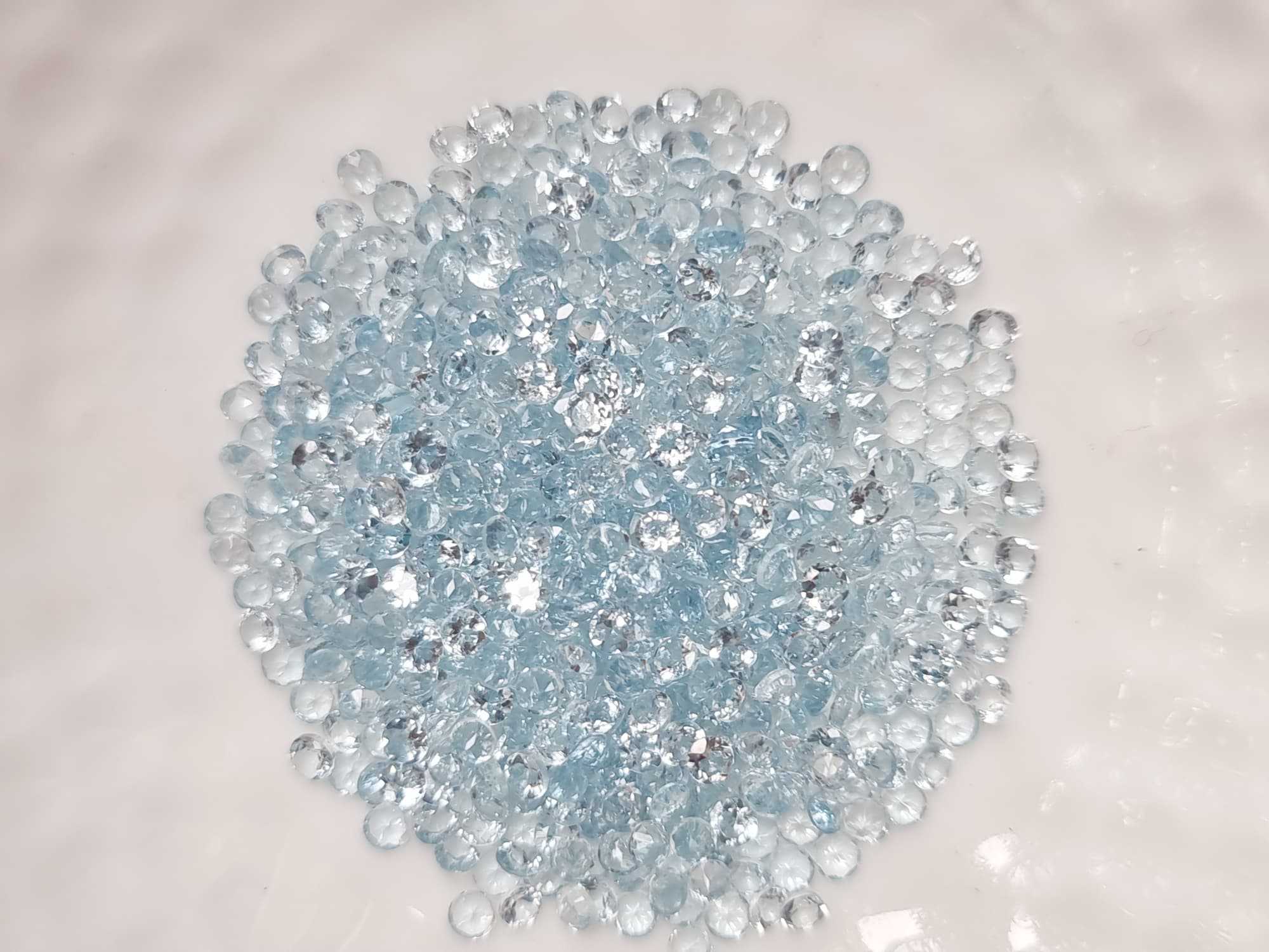 2.0mm. อความาลีนกลมเจียรเหลี่ยม กะรัตละ 400 บาท