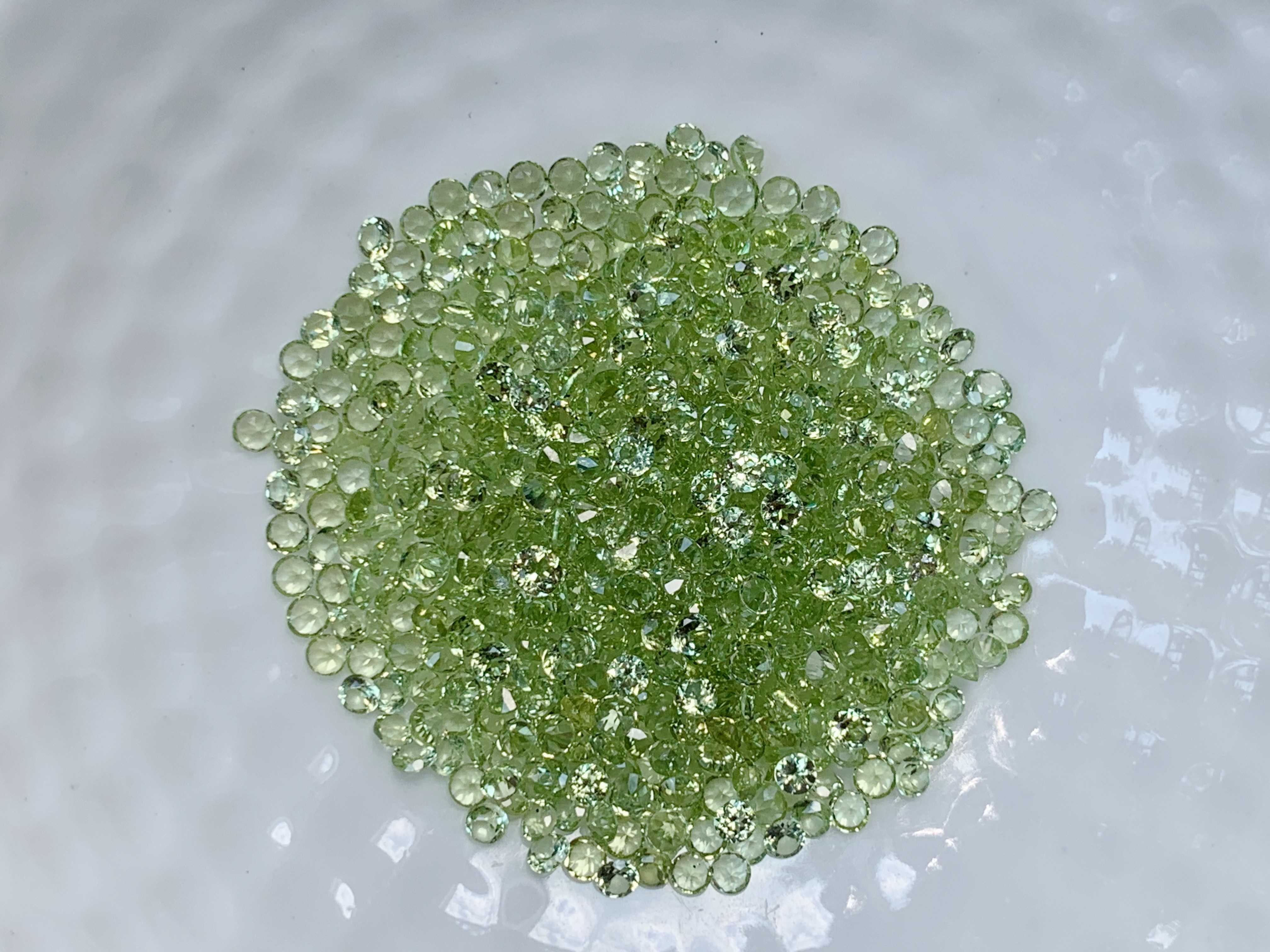 2.0mm. พลอยเพอริดอทกลมเจียรเหลี่ยม ราคากะรัตละ 80 บาท