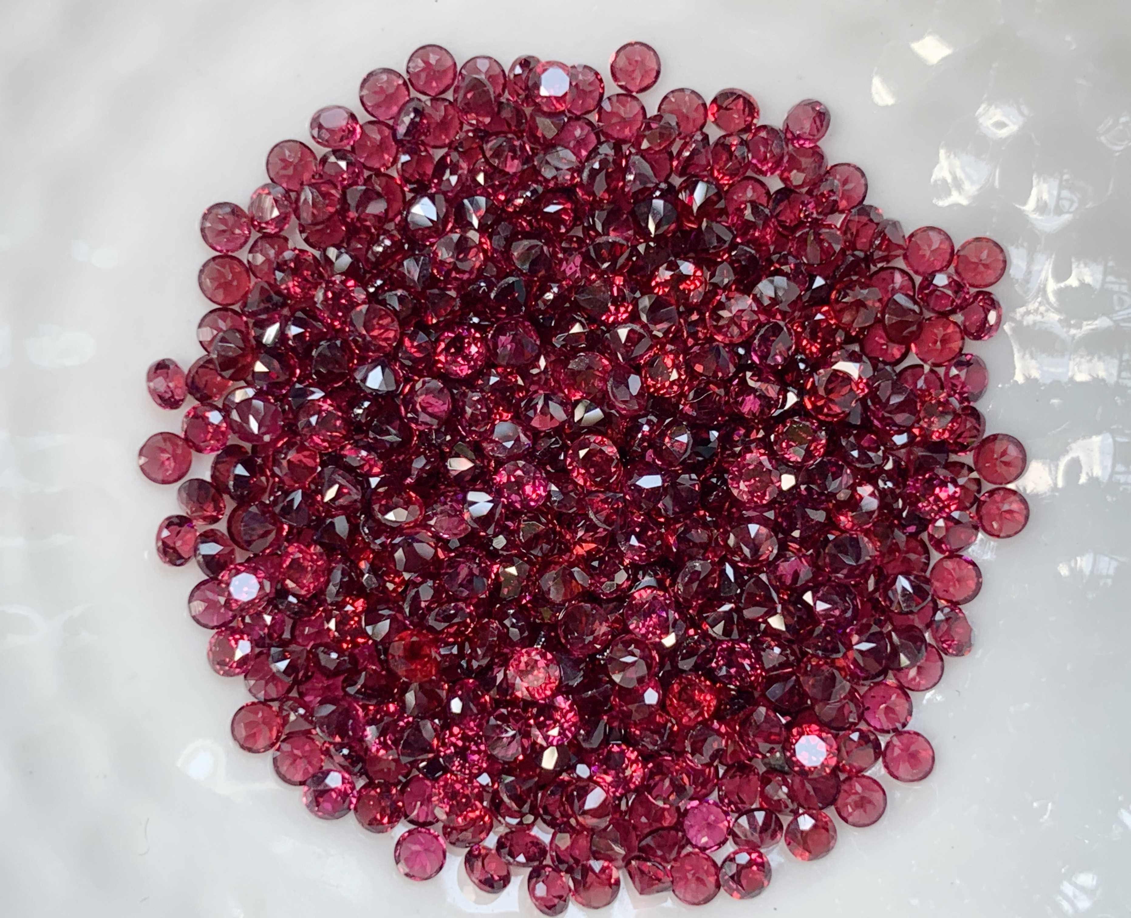 2.2mm. พลอยโรโดไลท์โทนแดง กลมเจียรเหลี่ยม ราคากะรัตละ 70 บาท