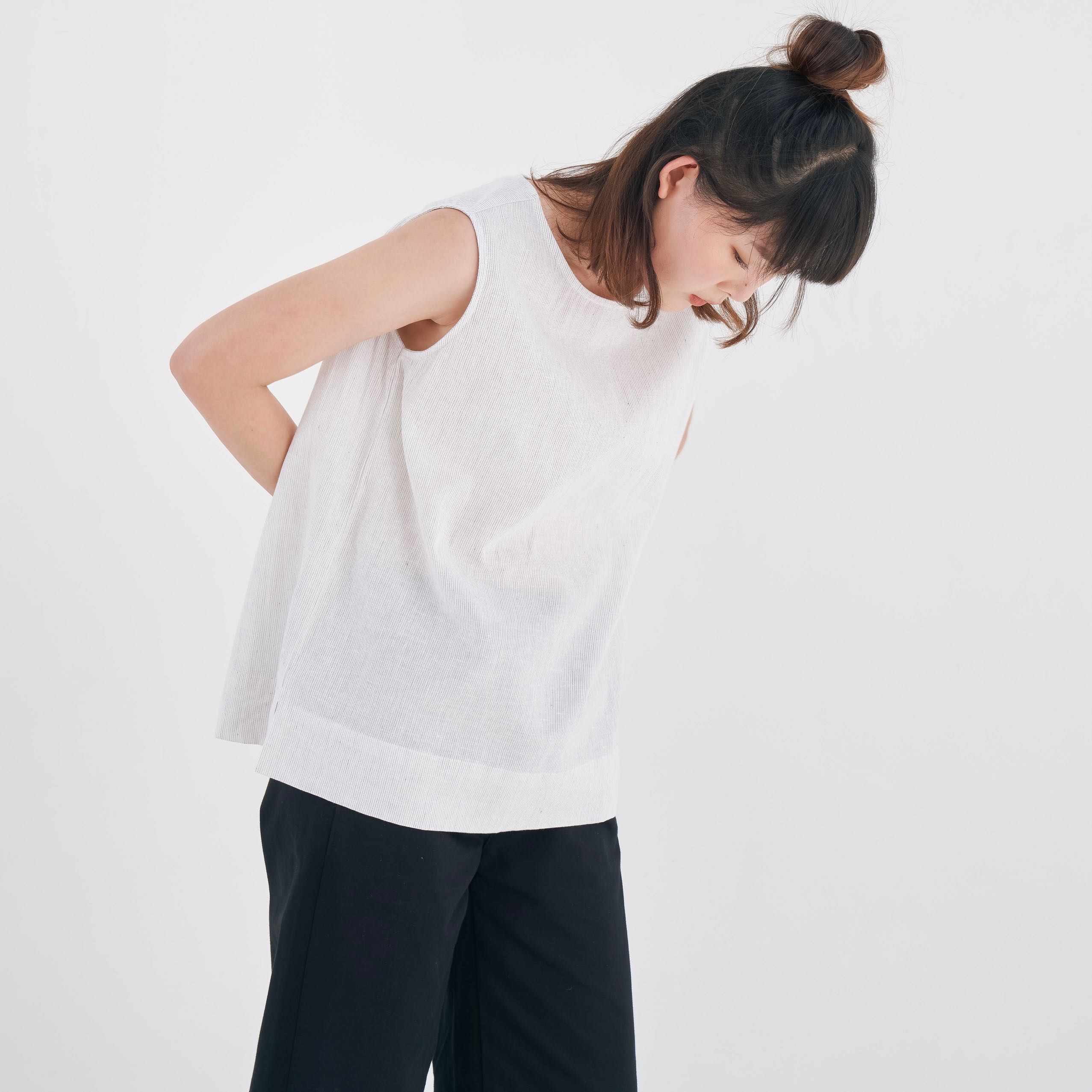 เสื้อลินินแขนกุด กระดุมหลัง - ริ้วขาวเทา
