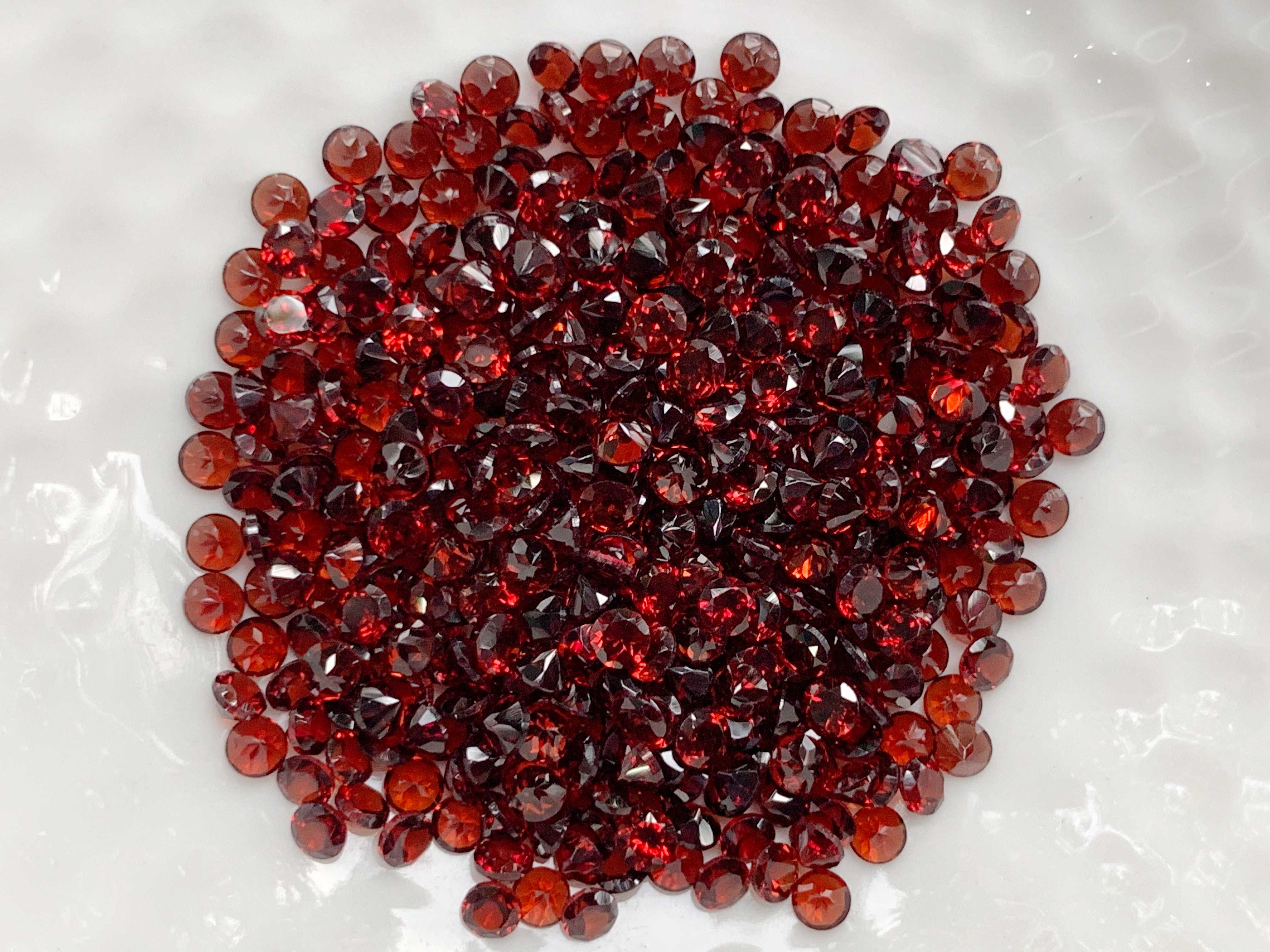 2.5mm. โกเมนกลมเจียรเหลี่ยม ราคากะรัตละ 80 บาท