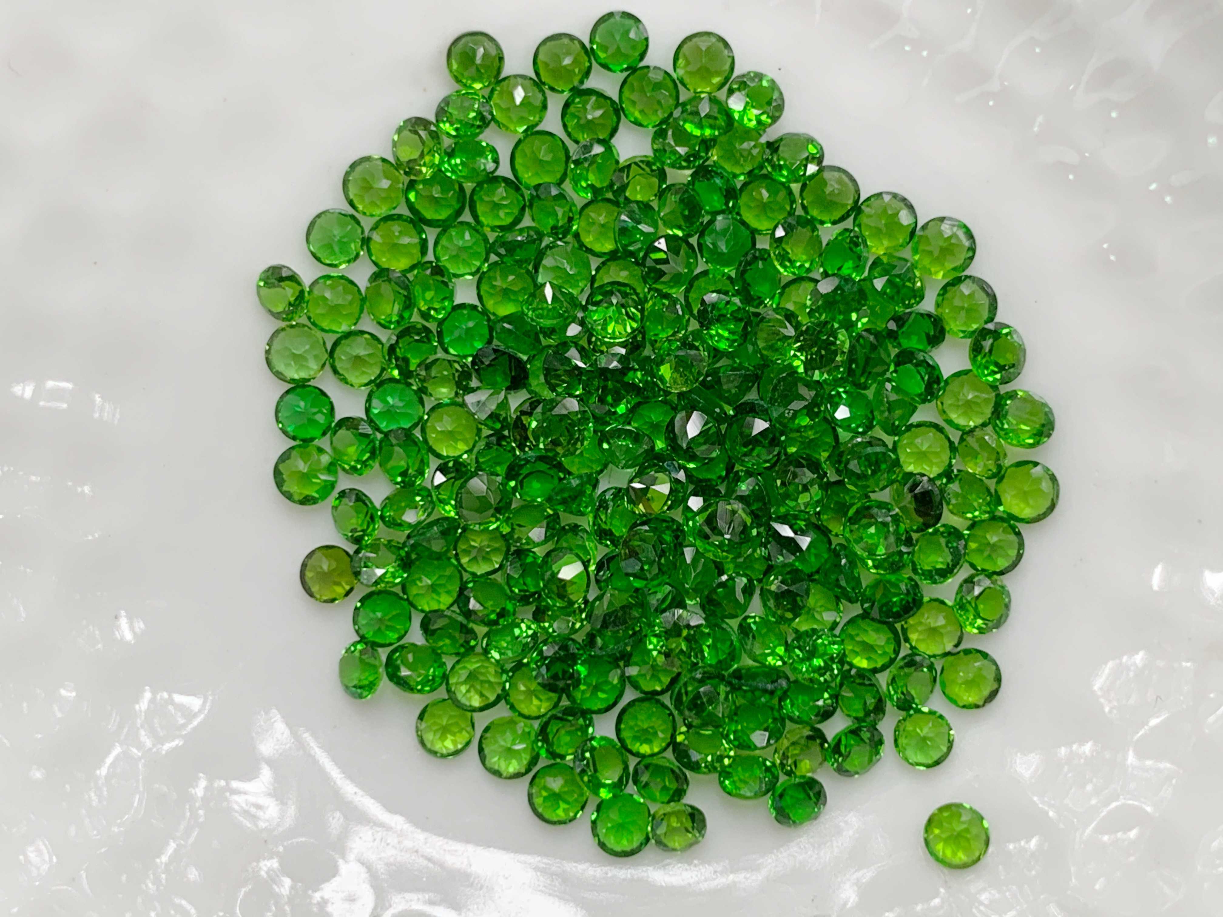 2.5mm. โครมไดออฟไซด์กลมเจียรเหลี่ยม ราคากะรัตละ 220 บาท