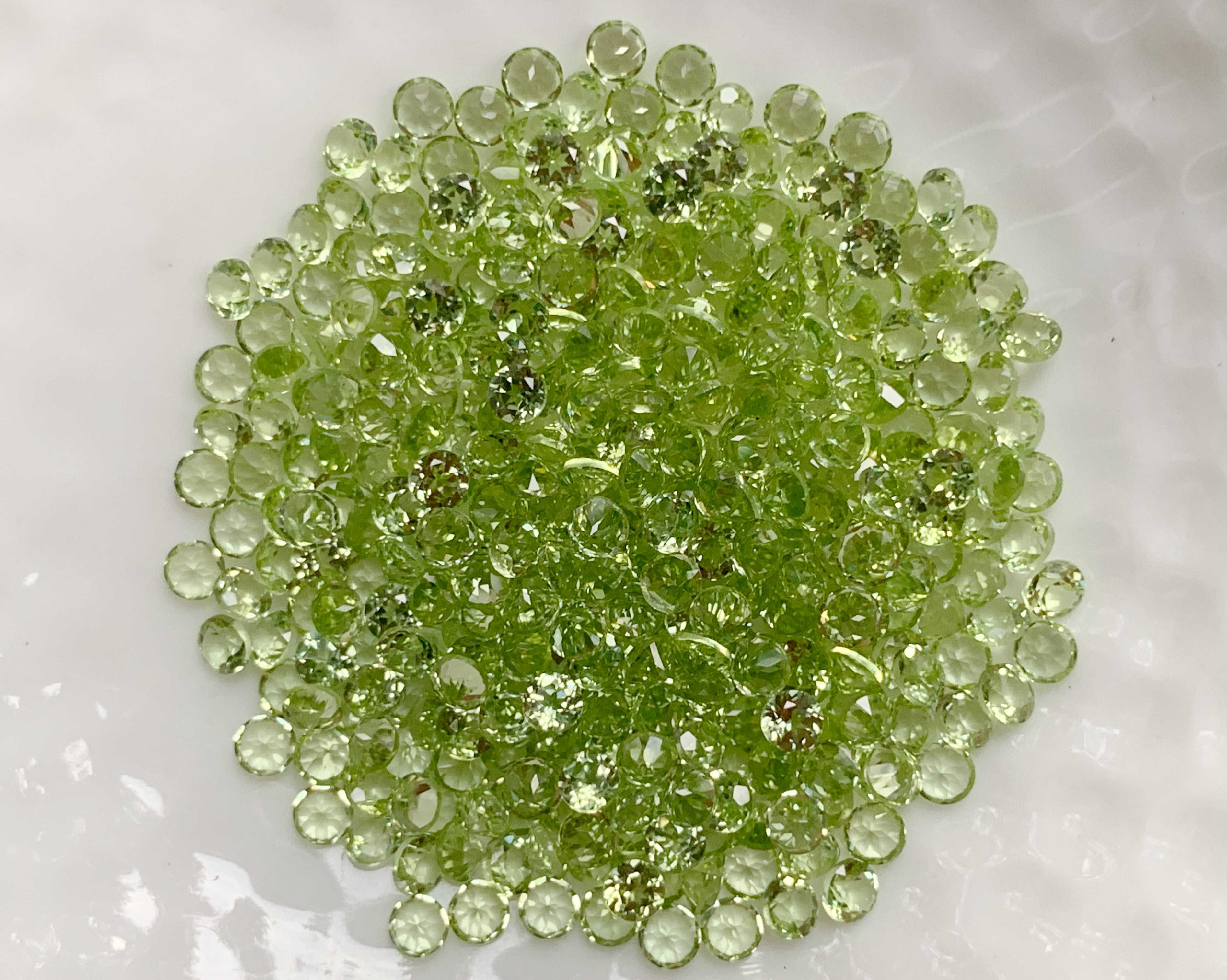 2.5mm. พลอยเพอริดอทกลมเจียรเหลี่ยม ราคากะรัตละ 80 บาท