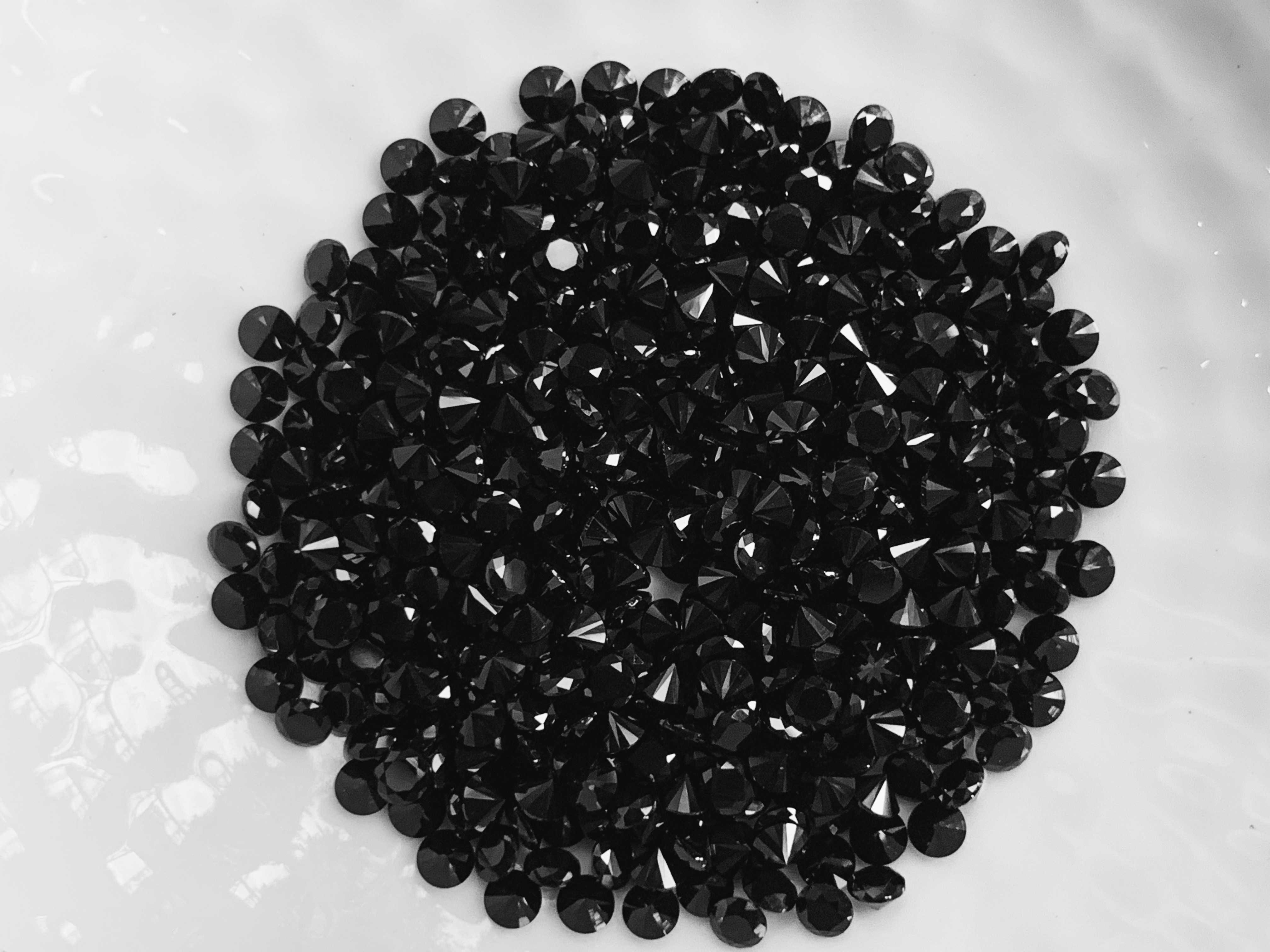 2.5mm. พลอยนิลกาญจนบุรีกลมเจียรเหลี่ยม ราคากะรัตละ 80 บาท