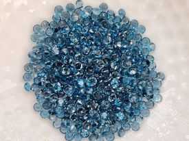 2.5mm. พลอยลอนดอนบลูโทปาส ราคากะรัตละ 180 บาท