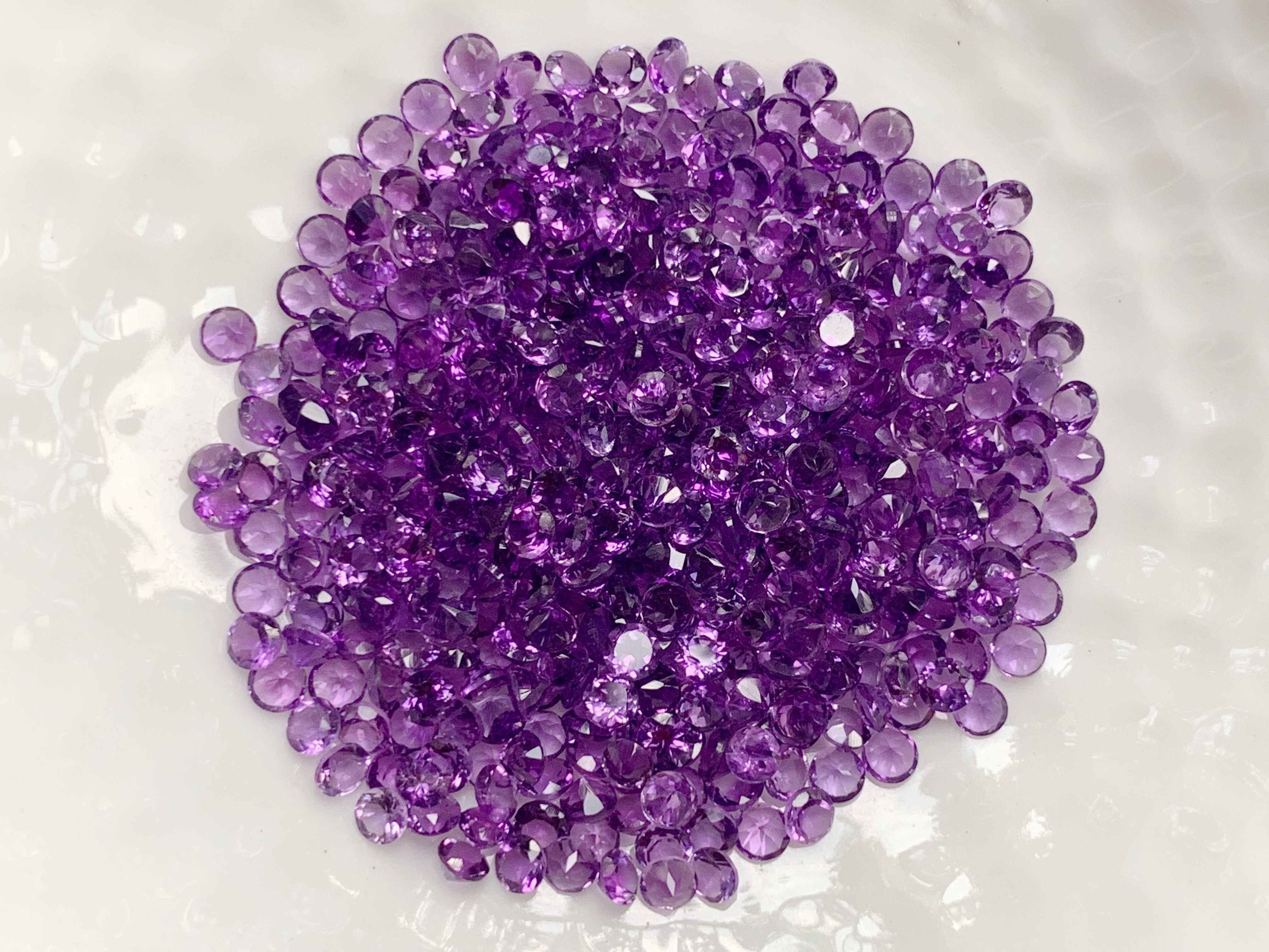 2.5mm. พลอยอเมทิสกลมเจียรเหลี่ยม ราคากะรัตละ 80 บาท