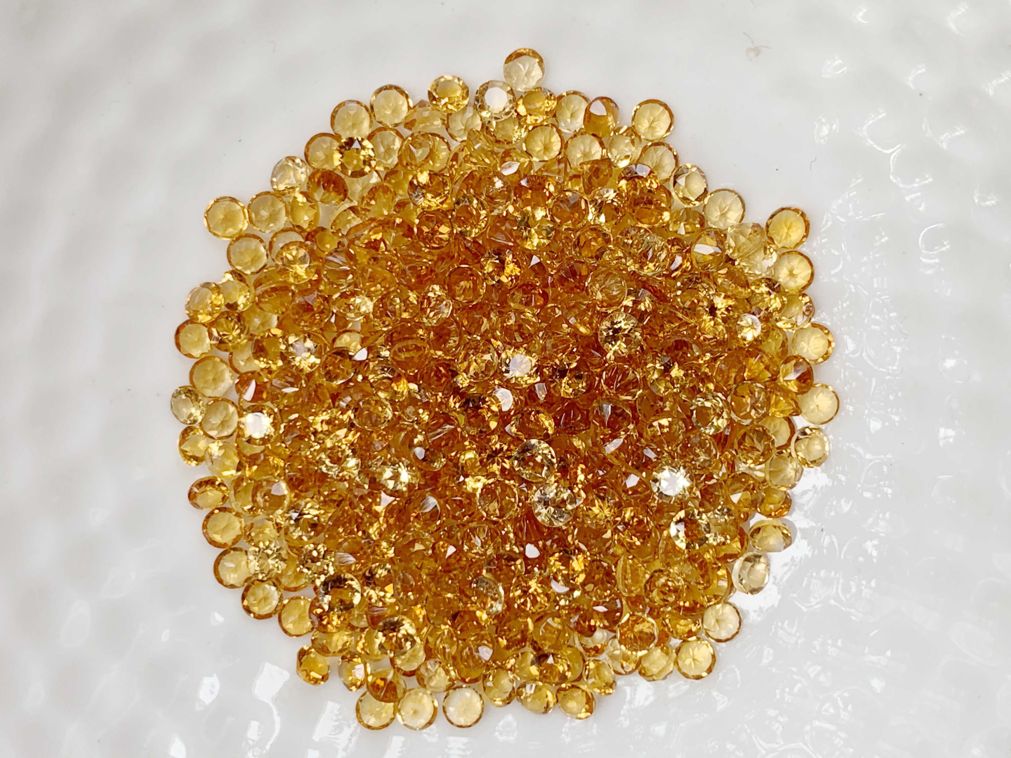 2.5mm. ซิทรินสีเหลืองทองกลมเจียรเหลี่ยม ราคากะรัตละ 80 บาท