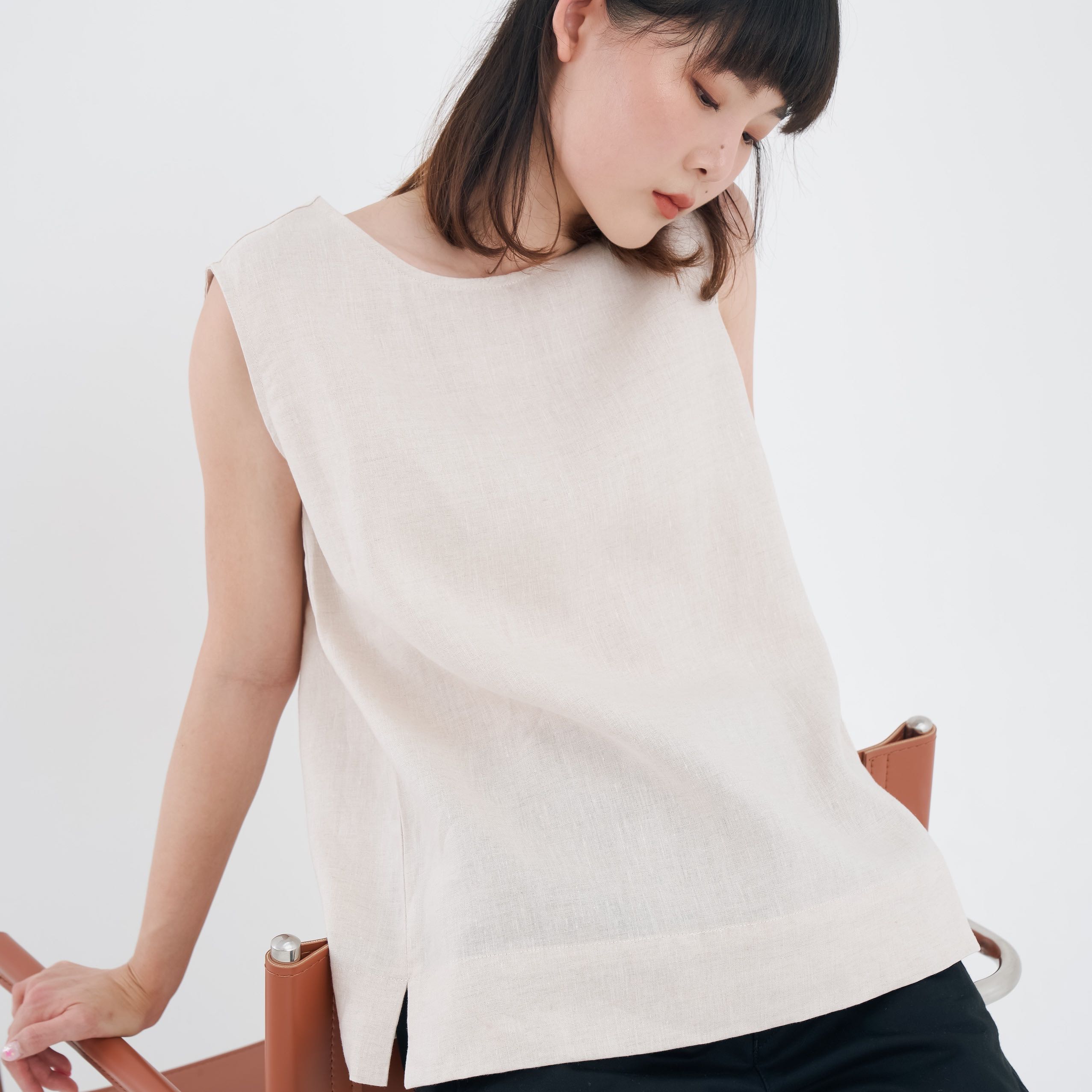 เสื้อลินินแขนกุด กระดุมหลัง - สีเบจ