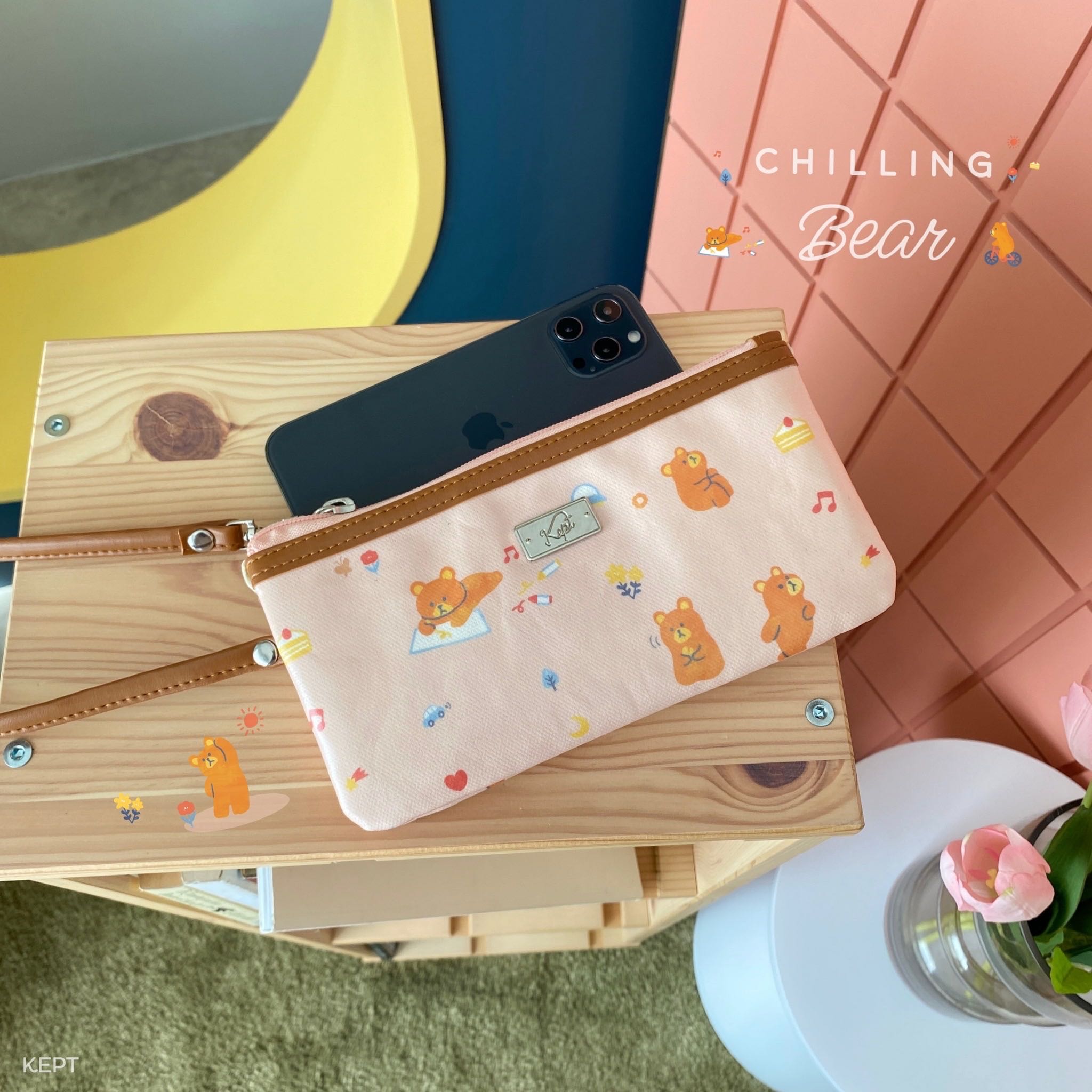 Wallet on Shoulder ลาย Chilling Bear (หมีน้ำตาล)