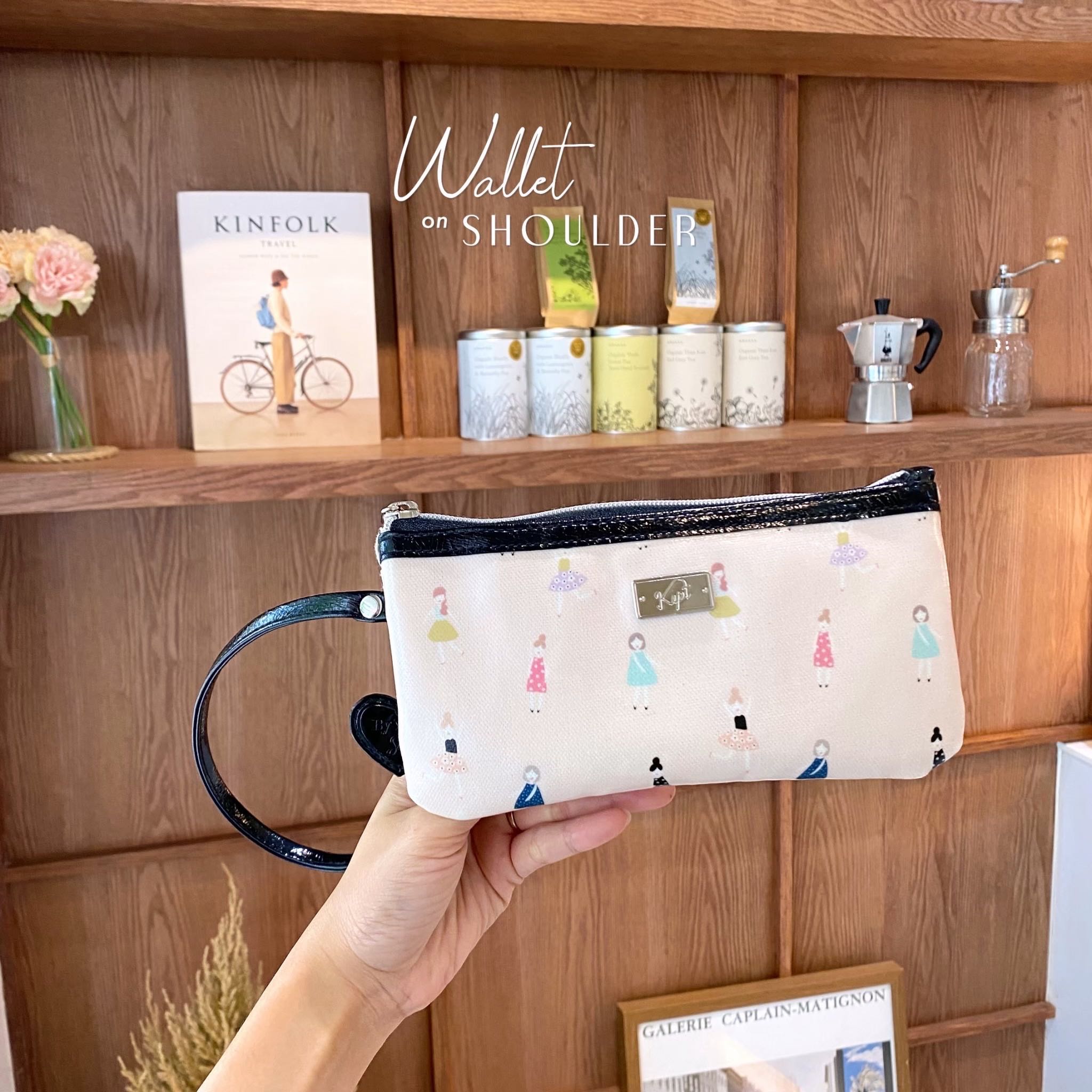 Wallet on Shoulder ลาย Little girls (Glossy black) สีดำ