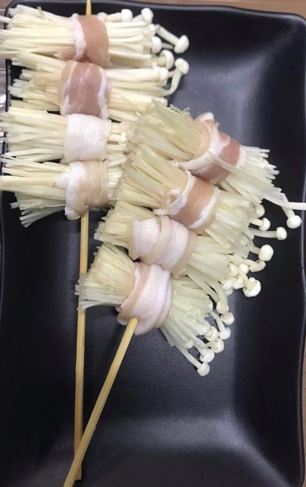 เห็ดเข็มทองพันหมูสไลด์