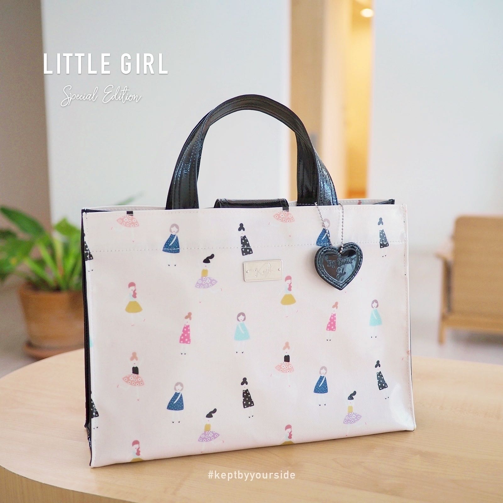 กระเป๋าหิ้ว รุ่น Cozy Urban ลาย Little girls (Glossy Black สายสีดำ )