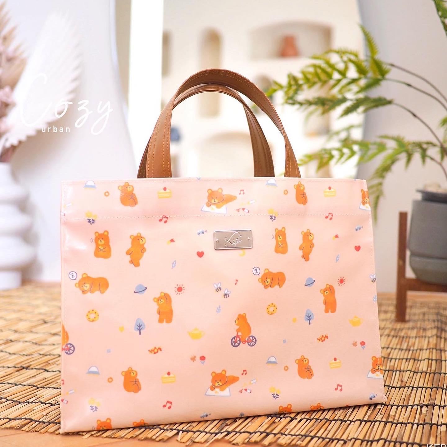 กระเป๋าหิ้ว รุ่น Cozy Urban ลาย Chilling Bear (หมีน้ำตาล)