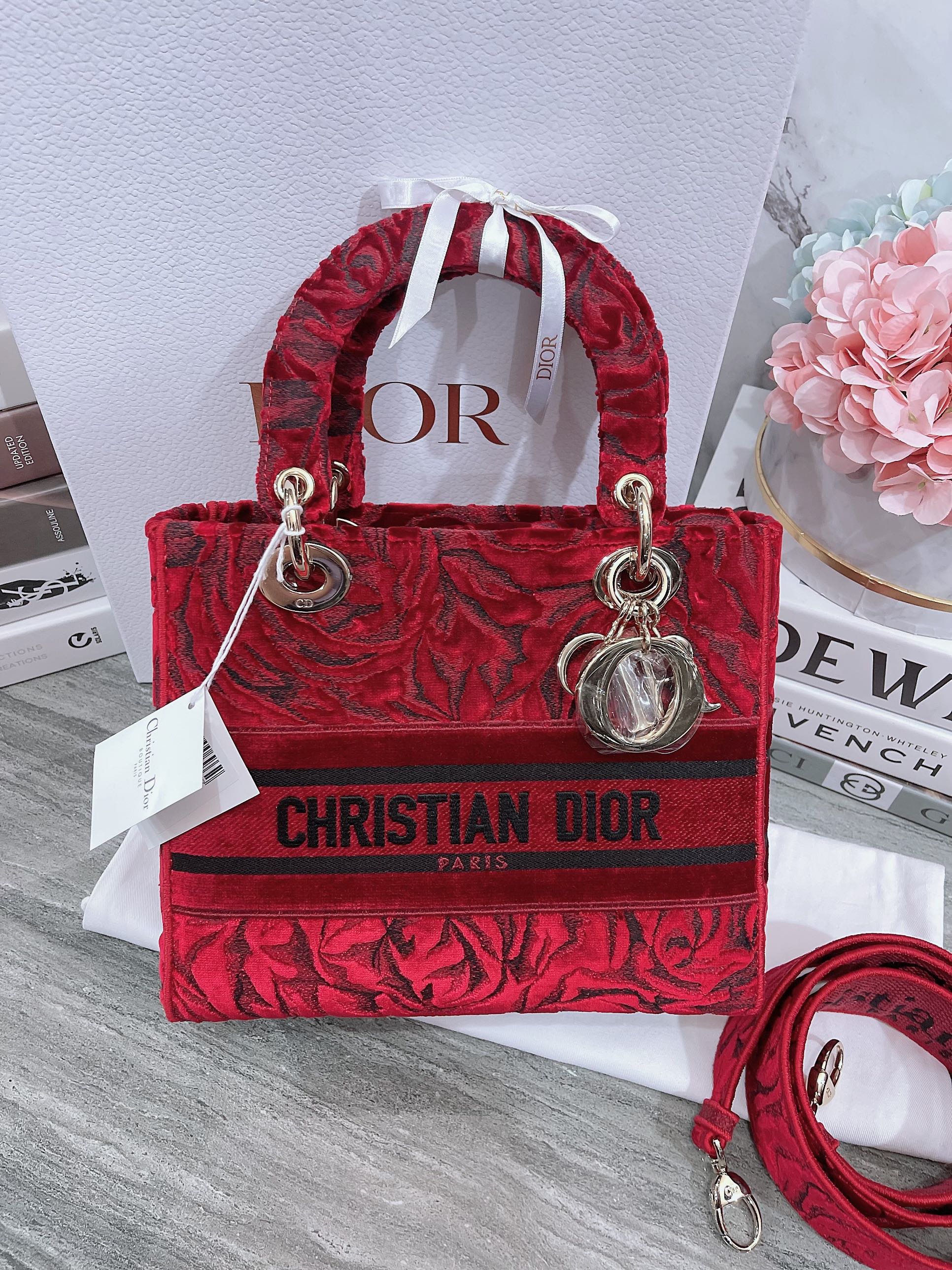 Used like new !! Lady dior medium size ลายกุหลาบทั้งใบ